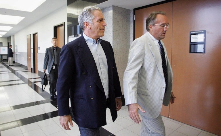 В Сети вновь стала популярна конспирологическая теория о том что смерть финансиста Джеффри Эпштейна обвиненного в сексуальной эксплуатации несовершеннолетних сфальсифицирована Подробности в материале Москвы 24 Много нестыковок Пользователи Сети по всему миру вспомнили о конспирологической теории связанной со смертью финансиста Джеффри Эпштейна в связи с новой порцией обнародованных файлов по его делу Комментаторы предположили что его кончина была инсценирована а вместо него убит двойник сам же бизнесмен жив Блогеры стали приводить доводы в пользу версии Они рассмотрели посмертное фото Эпштейна и якобы нашли ряд нестыковок Например конспирологи решили что его лицо слишком румяное над губой была испарина а мышцы глаз и рта напряжены Другие пользователи решили сравнить прижизненное и посмертное фото и заметили что формы носа ушей и бровей якобы отличаются