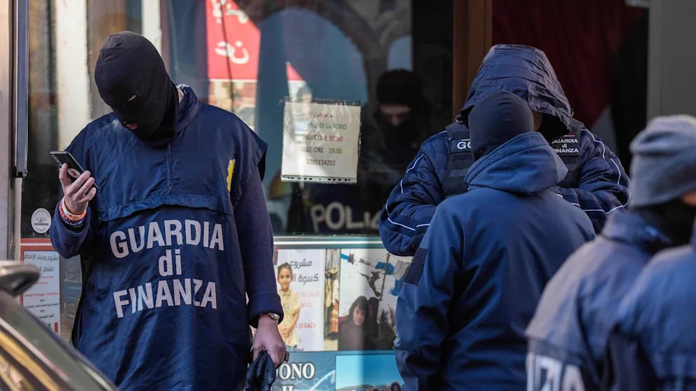 Миллионные пожертвования на благую цель попадали к террористам ХАМАС В рамках операции Домино итальянская полиция и финансовые органы задержали или объявили в розыск девять подозреваемых Среди них президент Ассоциации палестинцев в Италии По данным следователей он руководил ячейкой ХАМАС в стране и выстроил систему которая якобы преследовала гуманитарные цели а на самом деле служила терроризму Других задержанных также подозревают в том что они собирали миллионы евро для ХАМАС Следователи в Генуе по сообщению информационного агентства Ansa конфисковали активы на 8 000 000 евро Поводом для расследования стало нападение ХАМАС 7 октября 2023 года на Израиль в результате которого погибло более 1200 человек После этого итальянское антитеррористическое ведомство проанализировало подозрительные финансовые операции с сектором Газа и так вышло на подозреваемых Часть средств предназначалась для членов семей смертников или заключённых осуждённых за терроризм сообщают следователи Министр внутренних дел Италии Маттео Пьянтедози написал в Х что операция раскрыла деятельность замаскированную под инициативы в пользу палестинского населения и скрывавшую поддержку и участие в террористических организациях Как считает полиция средства направлялись в том числе объединениям под прямым контролем ХАМАС Двое из девяти обвиняемых находятся за границей В отношении них выданы международные ордеры на арест BILD Russian