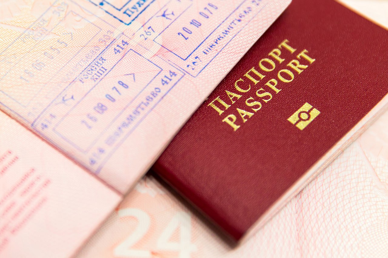 Латвия и Литва больше не признают загранпаспорта РФ старого образца, действующие в течение пятилетнего срока, информирует консульский департамент МИД РФ:  Вслед за Данией, Францией, Чехией и Эстонией решение не признавать российские пятилетние небиометрические загранпаспорта приняли власти Литвы и Латвии  В департаменте отметили, что гражданам РФ теперь нужно оформлять себе биометрические загранпаспорта, срок действия которых составляет 10 лет.  В то же время сообщается, что россиянам, обладающим видом на жительство в указанных прибалтийских странах, будет предоставлен полугодичный переходный период для оформления биометрических паспортов.  Требование пока не касается россиян, следующих через страну транзитом на поезде из Калининградской области и обратно.