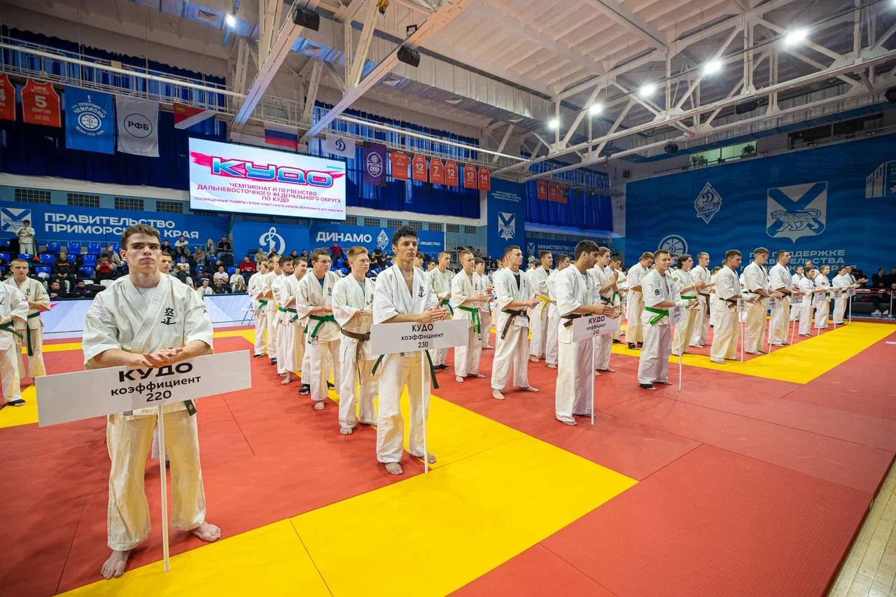 Во Владивостоке проходят Чемпионат и Первенство Приморского края по кудо, посвящённые памяти Героя Советского Союза лейтенанта Михаила Крыгина. Турнир стал уже традиционным и проводится ежегодно на протяжении 18 лет.   На татами вышли около 300 спортсменов из Приморского края, Еврейской автономной области, Забайкальского края и Сахалинской области, чтобы показать своё мастерство и побороться за медали.   Турнир является отборочным этапом для участия на чемпионате Дальневосточного федерального округа и Первенстве России. По итогам состязаний сильнейшие кудоисты займут место в сборной региона.   Честных поединков и красивых побед!