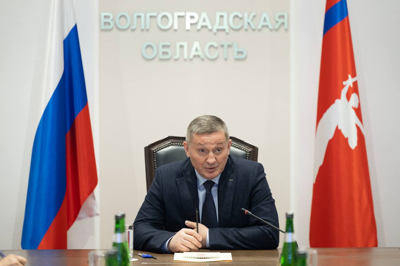 Андрей Бочаров провел совещание по вопросам жилищно-коммунального хозяйства Вопросы функционирования систем ЖКХ в летний период в условиях повышенных тепловых нагрузок рассмотрены на совещании, которое провел губернатор Волгоградской области Андрей Бочаров. Напомним, ранее на оперативном совещании глава региона поставил задачи по обеспечению дополнительных мер безопасности в связи с экстремально высокой температурой воздуха в летний период.