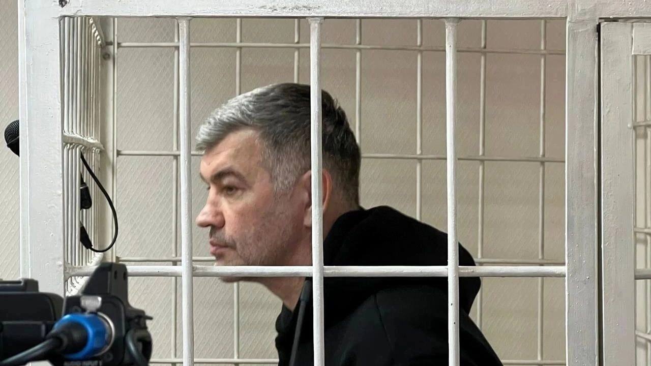 Новосибирского министра промышленности отстранили от должности. Андрей Гончаров обвиняется в превышении полномочий. Как полагает следствие, в 2023–2024 годах чиновник, нарушая закон, изменил условия госконтракта, по которому осуществлялись поставки для нужд в зону СВО. В итоге, объёмы закупок были искусственно занижены, что позволило подконтрольной коммерческой структуре незаконно получить 95 млн рублей бюджетных средств. В настоящее время обвиняемый содержится в СИЗО.