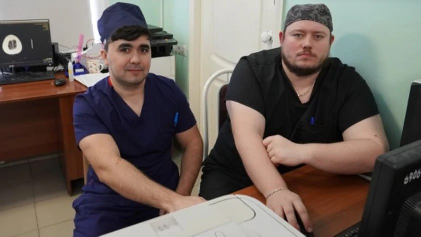 Нейрохирурги Барнаула спасли пациента сутки проходившего с пулей в голове Нейрохирурги краевой клинической больницы скорой медицинской помощи провели сложнейшую операцию и спасли жизнь пациента который целые сутки проходил с пулей в головном мозге Об этом сообщила пресс служба медучреждения История началась с того что мужчину без сознания доставили в краевую клиническую больницу из одного из районов Алтайского края После проведения компьютерной томографии врачи обнаружили в головном мозге множественные металлические объекты Детальное обследование показало что пуля вошла в правую височную кость Особую опасность ситуации придавал тот факт что пострадавший не обращался за медицинской помощью в течение суток и попал в больницу лишь после потери сознания Врачи нейрохирургического отделения незамедлительно приступили к операции В ходе вмешательства им удалось извлечь из мозга все инородные тела Во время операции мы удалили костные фрагменты образовавшиеся вследствие удара пули Удалили части поврежденного головного мозга и осколков оставшихся в правой теменной области извлекли пулю из вещества головного мозга и устранили гематому возникшую после попадания пули подробно описал ход операции лечащий врач Владислав Стеблецов Врачи подчеркивают что для возвращения к полноценной жизни мужчине потребуется длительный курс реабилитации после завершения основного лечения Фото КГБУЗ ККБСМП Барнаул Подписывайтесь на amic ru в Max