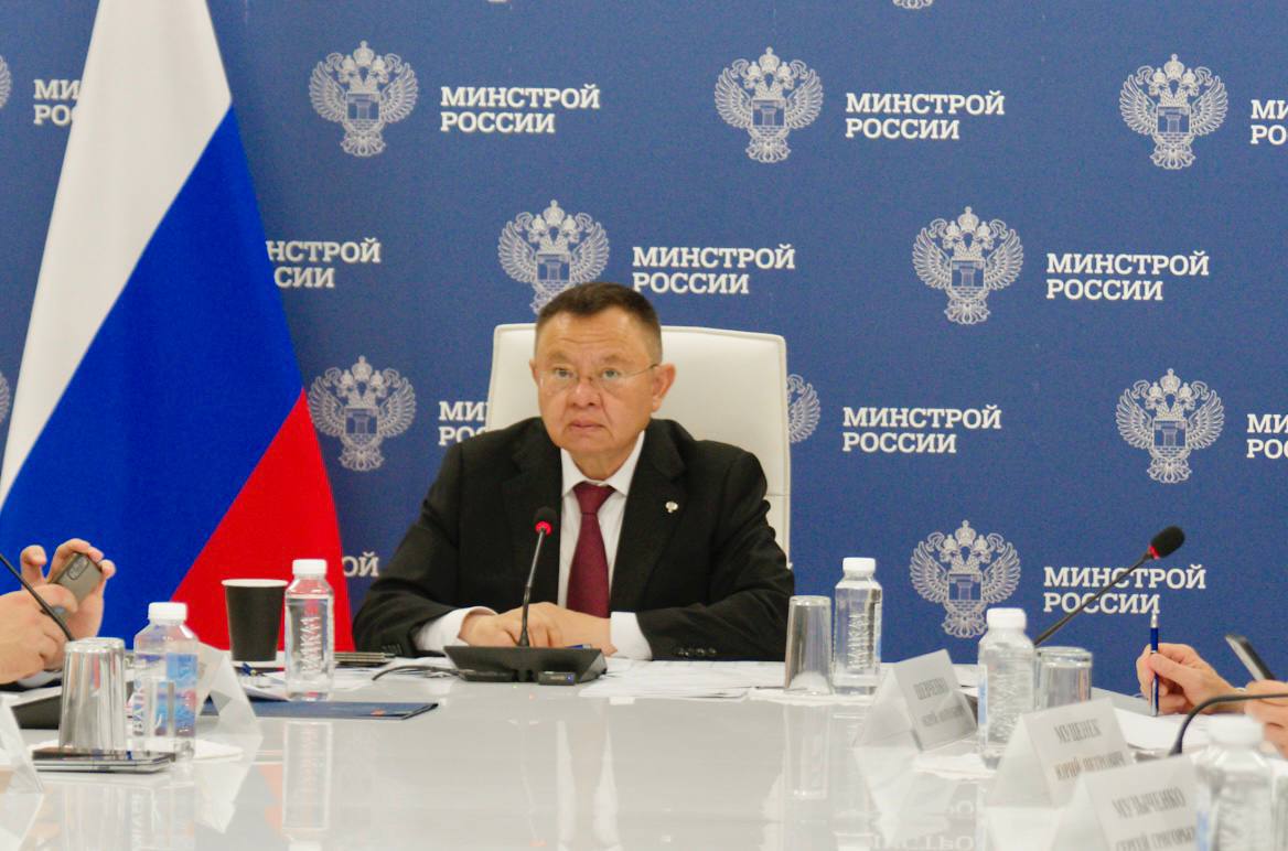 В Минстрое России под председательством Министра строительства и ЖКХ РФ Ирека Файзуллина прошло еженедельное совместное совещание с регионами и главными распорядителями бюджетных средств ГРБС В совещании приняли участие Председатель Комитета Совета Федерации РФ по федеративному устройству, региональной политике, местному самоуправлению и делам Севера Андрей Шевченко, а также руководители подведомственных учреждений Минстроя России и отраслевых организаций. Рассмотрели вопросы реализации реестра объектов капитального строительства в 2025 году, контрактации и кассового исполнения по межбюджетным трансфертам, модернизации коммунальной инфраструктуры и строительства очистных сооружений, а также обсудили последствия паводков 2024 года. Глава Минстроя России Ирек Файзуллин обратил внимание регионов на то, что с 19-21 августа состоится 10-й Всероссийский форум «Развитие малых городов и исторических поселений», в рамках которого будут объявлены победители Всероссийского конкурса лучших проектов по созданию комфортной городской среды в малых городах и исторических поселениях. В рамках Форума также состоится 2-й Форум «Молодежь и городская среда». По федеральному проекту «Модернизация коммунальной инфраструктуры» в части расходов по капитальному ремонту заявки поступили от 82 регионов на 1 060 объектов. Дополнительные соглашения заключены с 68 регионами. Обсудили изменения законодательства в части актуализации подходов по переселению граждан из аварийного жилья в регионах. Министр также отметил работу регионов-шефов в поставке воды в Донецкую Народную Республику. Ранее Глава Минстроя России в рамках рабочей поездки в ДНР провел установочное совещание по вопросам водоснабжения.