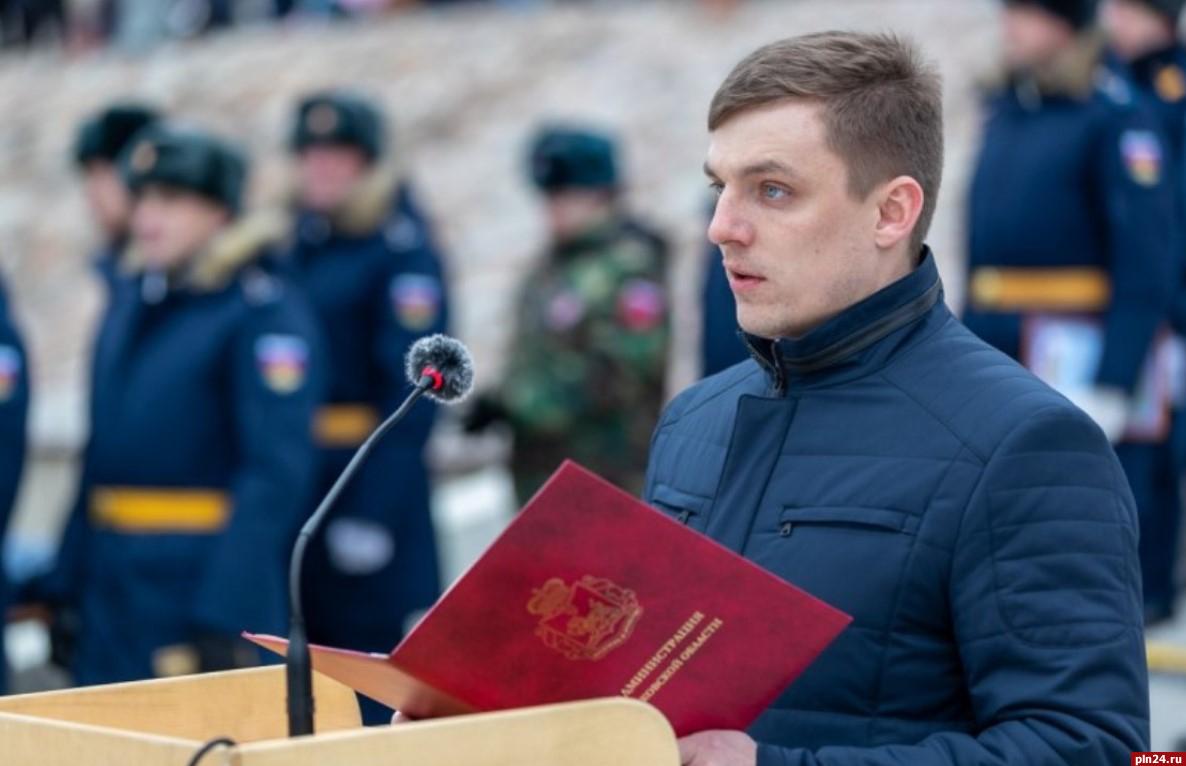 Рубрика Из жизни бывших Экс руководитель аппарата администрации Псковской области может возглавить новое министерство в правительстве Хабаровского края В правительстве Хабаровского края создана новая структура министерство внутренней и информационной политики На пост министра готовят бывшего руководителя аппарата администрации Псковской области Сергея Дмитриева С Дмитриев уроженец Саратова В настоящий момент он занимает должность заместителя главы администрации губернатора и правительства Хабаровского края Что интересно сегодня стало известно об отъезде из Пскова Алексея Несмашного и Андрея Маковского Что объединяет всех троих Правильно Дмитриев Несмашный и Маковский прибыли в Псков примерно в одно время из Саратова Не станем исключать что они воссоединятся теперь на Дальнем Востоке Из саратовского призыва в Пскове таким образом остались только министр культурного наследия Псковской области Вадим Нэдик и министр труда и занятости Алена Трунова Об их планах покинуть регион пока не сообщалось