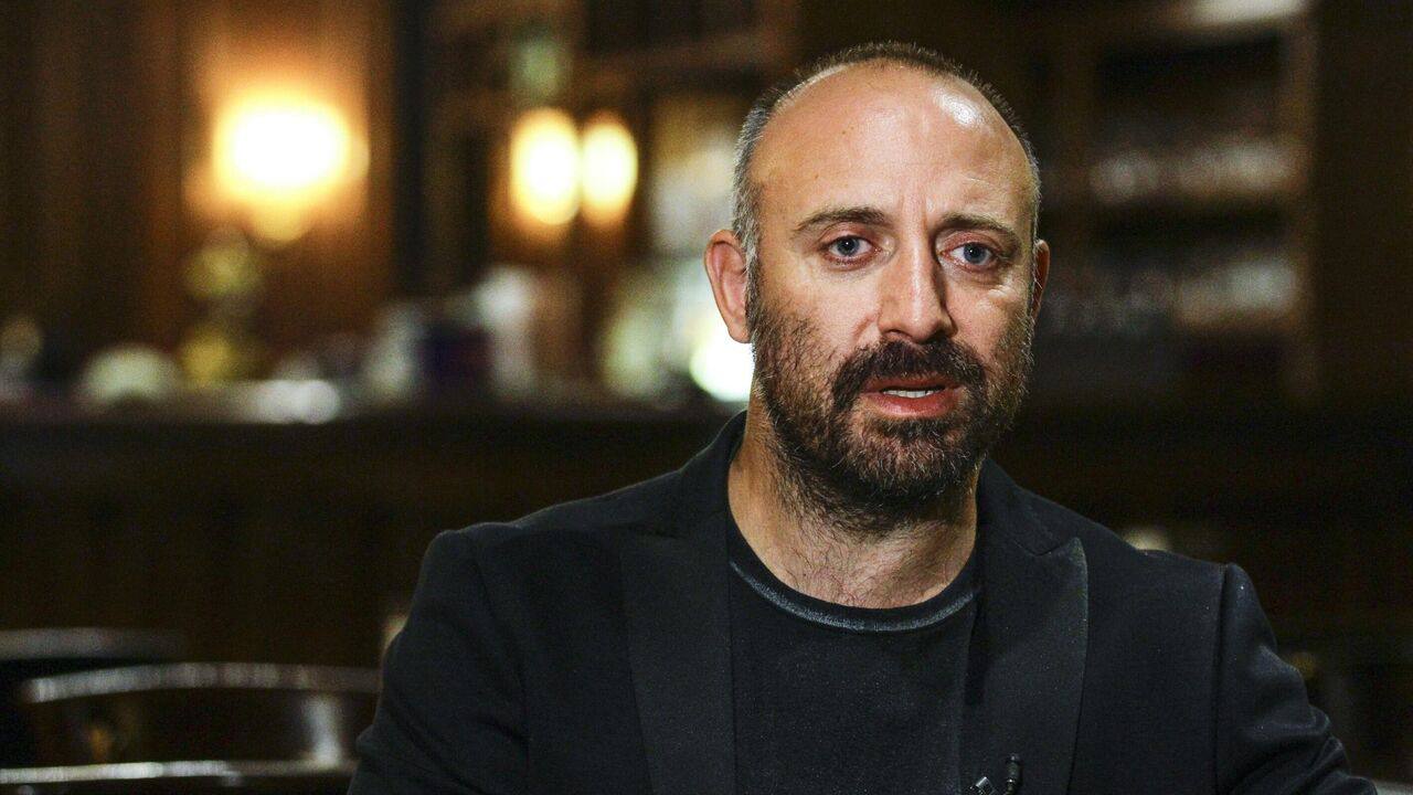 Турецкий актер Халит Эргенч, известный по роли султана Сулеймана в сериале «Великолепный век», получил судимость — Anadolu Суд признал Эргенча виновным в даче ложных показаний по делу о протестах в парке Гези в Стамбуле, которые прошли в 2013 году. Поводом для митингов стало решение властей вырубить парк и построить на его месте торгово-развлекательный комплекс. В обвинительном заключении указано, что следствие посчитало противоречивым ответ Эргенча на вопрос, имел ли он контакты со скрывающимся обвиняемыми по делу о протестах. Актер не признал вину. Эргенча приговорили к году и десяти с половиной месяцам лишения свободы. Однако из-за отсутствия предыдущих судимостей и уважительного поведения на слушаниях исполнение наказания отложили, позволив актеру обжаловать приговор.