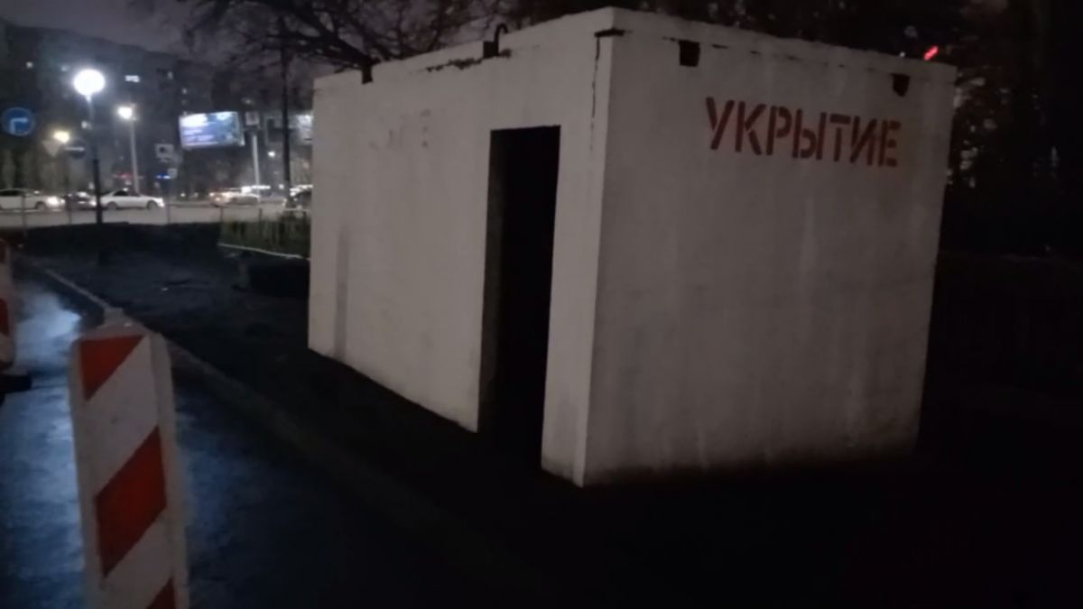 В Воронеже нашли модульное укрытие от БПЛА, на которое пока не установили дверь     На одно из воронежских убежищ пока не поставили стальную дверь и не заколотили вход. Напомним, такую практику начали применять в городе из-за вандалов, использующих укрытия не по назначению.  ↗  Прислать новость   Подписаться