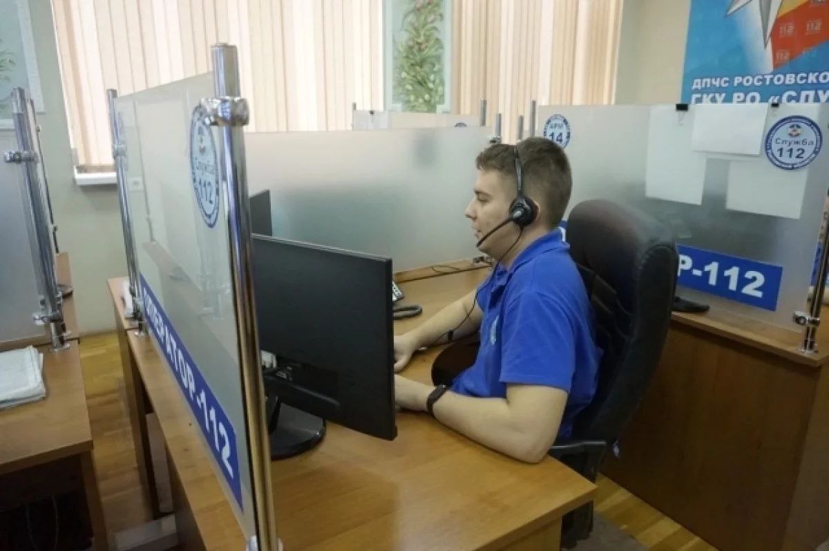 В службу «112» Ростовской области за неделю звонили более 85 тыс. раз  С 28 июля по 4 августа система «112» Ростовской области получила свыше 85 тыс. звонков от населения. Такой статистикой поделился региональный департамент по предупреждению и ликвидации чрезвычайных ситуаций.  Самой распространённой причиной звонков стали коммунальные аварии — порядка 11,5 тыс. вызовов. Около 10 тыс. случаев были связаны с оказанием срочной медицинской помощи, ещё примерно 4 тыс. звонков — с обращениями в полицию.