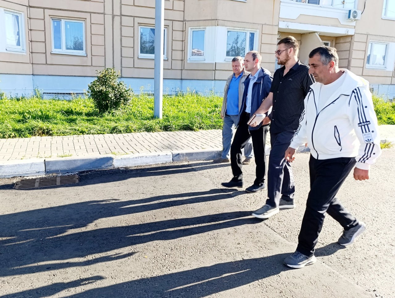 В Заовражье сделали ямочный ремонт Там привели в порядок проезд за домами 2 4 и 6 по улице Поленова Работы проводились с корректировкой уровня канализационных колодцев Контролируя ход работ жители обратили внимание что подрядчики отклонились от технического задания рассказали в местной администрации и заверили что недочеты устранены