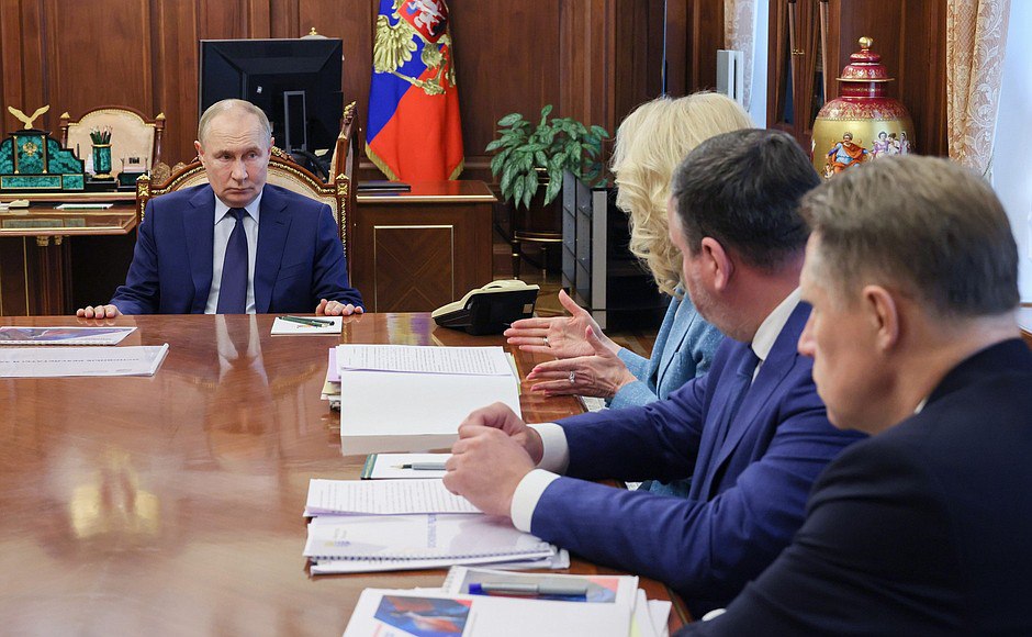 Глава Минтруда России Антон Котяков доложил Президенту о ходе реализации нацпроекта «Семья», а также ситуации на рынке труда ⏹ Особое внимание — поддержке многодетных семей: Сейчас в России более 2,8 млн многодетных семей, в них воспитывается 8,9 млн детей. Увеличивается число регионов, где меры поддержки предоставляются без учета критериев нуждаемости. Сейчас их 42. Министр также рассказал Президенту, о новой ежегодной семейной налоговой выплате, которая стартует с 2026 года. Обратиться за выплатой смогут работающие родители двух и более детей, если среднедушевой доход в семье меньше 1,5 региональных прожиточных минимумов на человека. Ее смогут получить порядка 10 млн детей — это примерно 4,2 млн семей. ⏹ Продолжают действовать эффективные меры поддержки: Единое пособие получают родители почти 10 млн детей и 150 тыс. беременных женщин; Материнский капитал — охватил 14,8 млн семей. Ситуация на рынке труда и нацпроект «Кадры» Впервые сформирован кадровый прогноз на 5 лет. Совместно с экспертами формируются новые профстандарты профессий. Подготовка кадров будет синхронизирована с реальными запросами, которые формирует производственный сектор. С этого года кадровый прогноз будет формироваться на 7-летний период. Популяризация рабочих профессий у молодежи. Перегрузка конкурса «Лучший по профессии» и фокус на молодежь при проведении Всероссийской ярмарки трудоустройства. С 1 сентября масштабируется пилотный проект индивидуального сопровождения обучающихся для трудоустройства: он будет запущен во всех субъектах РФ. #минтруд #Антон_Котяков