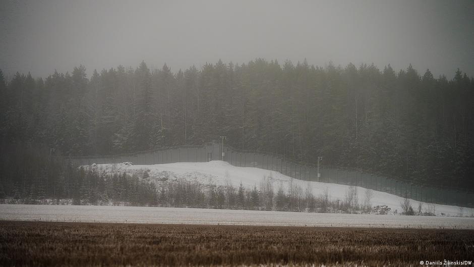 Забор на 200 км и закрытые КПП Как Финляндия усиливает безопасность на границе с Россией К лету 2026 года Финляндия планирует завершить строительство забора вдоль границы с Россией Заграждение длиной почти в 200 км и стоимостью примерно в 360 млн евро призвано защитить страну от организованной миграции с территории России DW отправилась на восточную границу Финляндии чтобы узнать как к новому забору относятся местные жители и как их регион переживает третий год без российских туристов По мнению исследователя миграционных процессов из Университета Восточной Финляндии Йони Вирккунена строительство забора было ответом на конкретную угрозу инструментализированную миграцию РФ по мнению Хельсинки намеренно отправляла в Финляндию просителей убежища из стран Ближнего Востока и Африки Но забор это еще и символический жест со стороны финского общества и правительства попытка создать ощущение безопасности добавляет Вирккунен Для многих россиян живущих в Финляндии забор и закрытие границы кажутся скорее неудобством чем защитой от гибридных угроз Этот забор не поможет ни от дронов если вдруг такое произойдет ни от очень сильно желающих пересечь границу говорит Чертоусова Они найдут участок без забора если эти желающие вообще будут Пока что их не видно Скептически к эффективности забора относится и директор дома музея ветеранов в Иматре Ярмо Икевалко Он отмечает что экономика Иматры сильно пострадала после прекращения туристических и торговых связей с Россией По одной из оценок регион Южной Карелии теряет по 1 млн евро дохода от туризма в день Мне очень жаль что у нас сейчас нет никаких отношений с россиянами и что экономика страдает говорит Икевалко Нам нужно прийти к миру но Россия не остановится если не получит желаемого считает он dwglavnoe