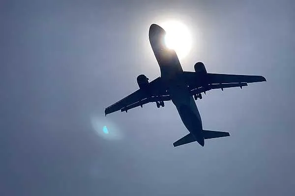 В Госдуме предложили обязать авиакомпании выплачивать компенсации за овербукинг Депутаты думской фракции Новые люди во главе с вице спикером Владиславом Даванковым направили письмо министру транспорта Андрею Никитину с предложением увеличить штраф для авиакомпаний за овербукинг и предусмотреть автоматическую выплату компенсации пассажирам Об этом сообщает ТАСС Депутаты отметили что сейчас пассажир вправе требовать возврата провозной платы возмещения убытков штрафа за просрочку доставки и компенсацию морального вреда Однако по словам парламентариев на практике реализация этих прав требует от гражданина претензионной работы сбора доказательств подтверждения дополнительных расходов и нередко обращения в суд что создает несоразмерную нагрузку на пассажира права которого были нарушены по причинам находящимся в зоне ответственности перевозчика aviaru net n295316 Оставайся в информационном потоке подпишись на наш канал в MAX