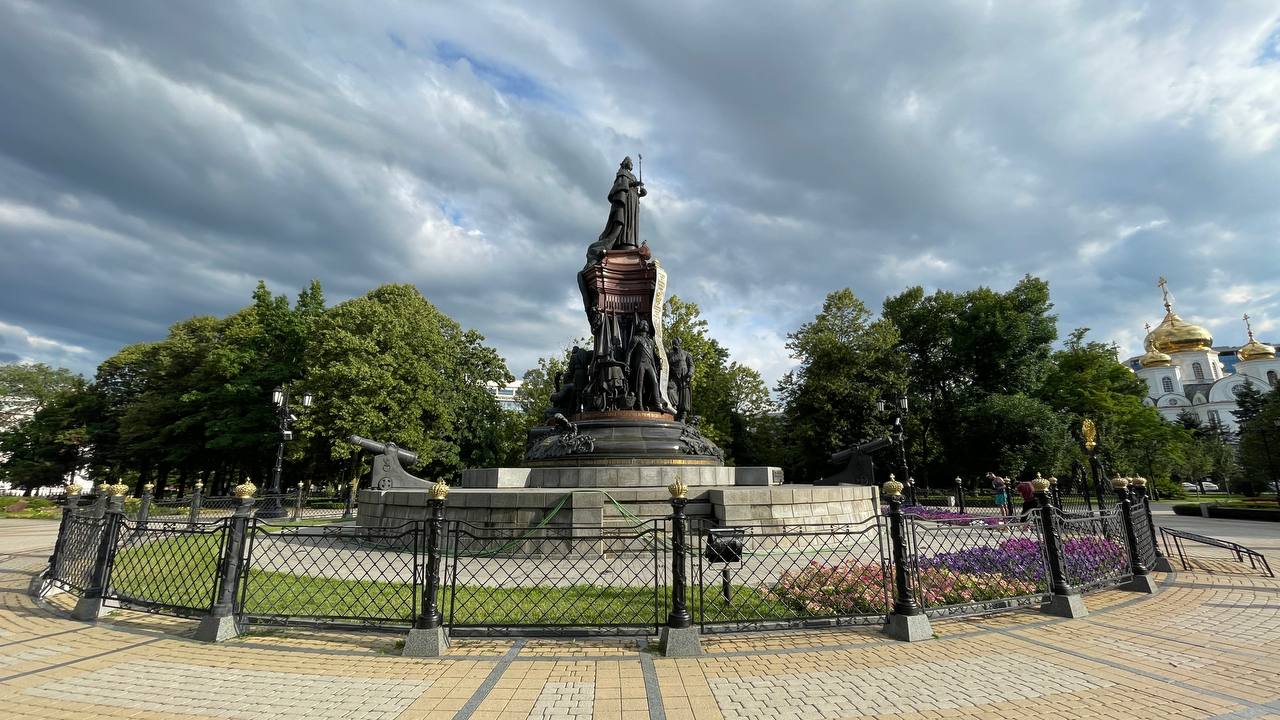 В Краснодаре 2 июля температура побила рекордный минимум  Вчера, 2 июля, в Краснодаре был зафиксирован новый температурный рекорд. Столбики термометров опустились до отметки в 11,9 градусов, что является минимальным значением за последние 49 лет. Предыдущий рекорд был установлен в 1976 году и составлял 12,3 градуса.  Среднемесячная температура июля в Краснодаре обычно составляет 24,9 градуса.  Фактическая температура в этом месяце, по данным наблюдений, составляет 20,9 градуса, что на 3,1 градуса ниже нормы.    Утренний Юг    Написать в редакцию/заказать рекламу:     Подписаться на «Утренний Юг»