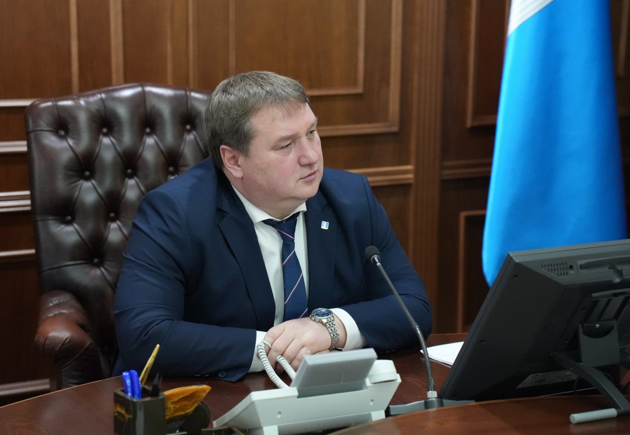 Глава Ульяновска Александр Болдакин представил отчёт о деятельности администрации города за прошлый год 26 мая на очередном заседании Ульяновской городской думы глава города рассказал депутатам о результатах работы в 2024-м году и ключевых задачах на текущий период - Несмотря на все сложности и вызовы современности, нам удалось подготовить прочную основу для поступательного развития Ульяновска, решения насущных городских проблем и обеспечения комфортной жизни для людей. Впереди ещё много работы, и, уверен, что общими усилиями и совместным трудом мы сможем обеспечить достижение главной цели – благополучие и комфорт жизни в нашем городе, поступательное обновление и модернизацию его инфраструктуры, рост благосостояния людей. Главным нашим приоритетом для нас является улучшение качества жизни горожан, а ключевым инструментом для этого – национальные проекты, которые реализуются по поручению Президента России Владимира Владимировича Путина, – подчеркнул Александр Болдакин По итогам заседания депутаты единогласно приняли отчёт Отчёт доступен по ссылке