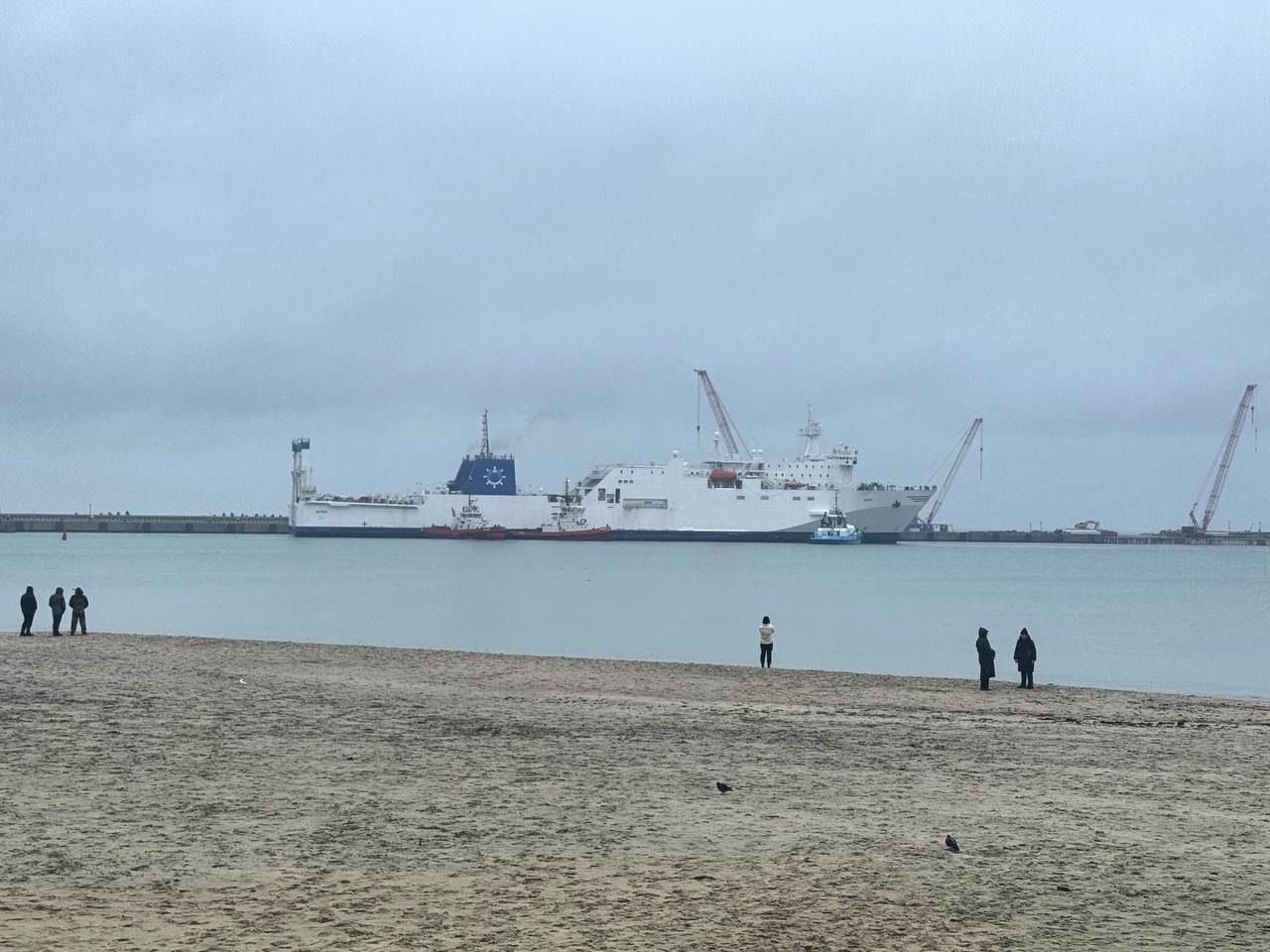 В Калининградской области новый порт в Пионерском начал прием судов из Ленобласти  Грузопассажирский паром «Антей» начал регулярные перевозки между портом «Усть-Луга» в Ленинградской области и новым строящимся терминалом в городе Пионерский в Калининградской области.   Судно ошвартовалось в Пионерском у причала № 1 22 декабря. В Балтийск на паромный комплекс встал под обработку паром «Балтийск».    Теперь портовый комплекс может одновременно обеспечить обработку двух крупнотоннажных паромов, существенно увеличив пропускную способность паромной переправы.   На данный момент в Пионерском продолжается строительство причала № 2. Также специалисты возводят оградительный мол, здания пассажирского терминала и других вспомогательных зданий. Оператором морского термина является ФГУП «Росморпорт».   :      Подпишитесь на «Ведомости Северо-Запад»