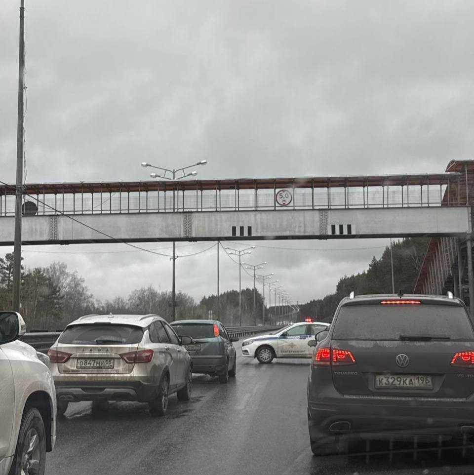 Перекрыли движение в сторону Екатеринбурга под Ревдой На трассе на 344 км движение в направлении Екатеринбурга перекрыто из за проведения следственных действий пишет Ревдинский рабочий Проехать можно только по одной полосе Подписаться Прислать новость