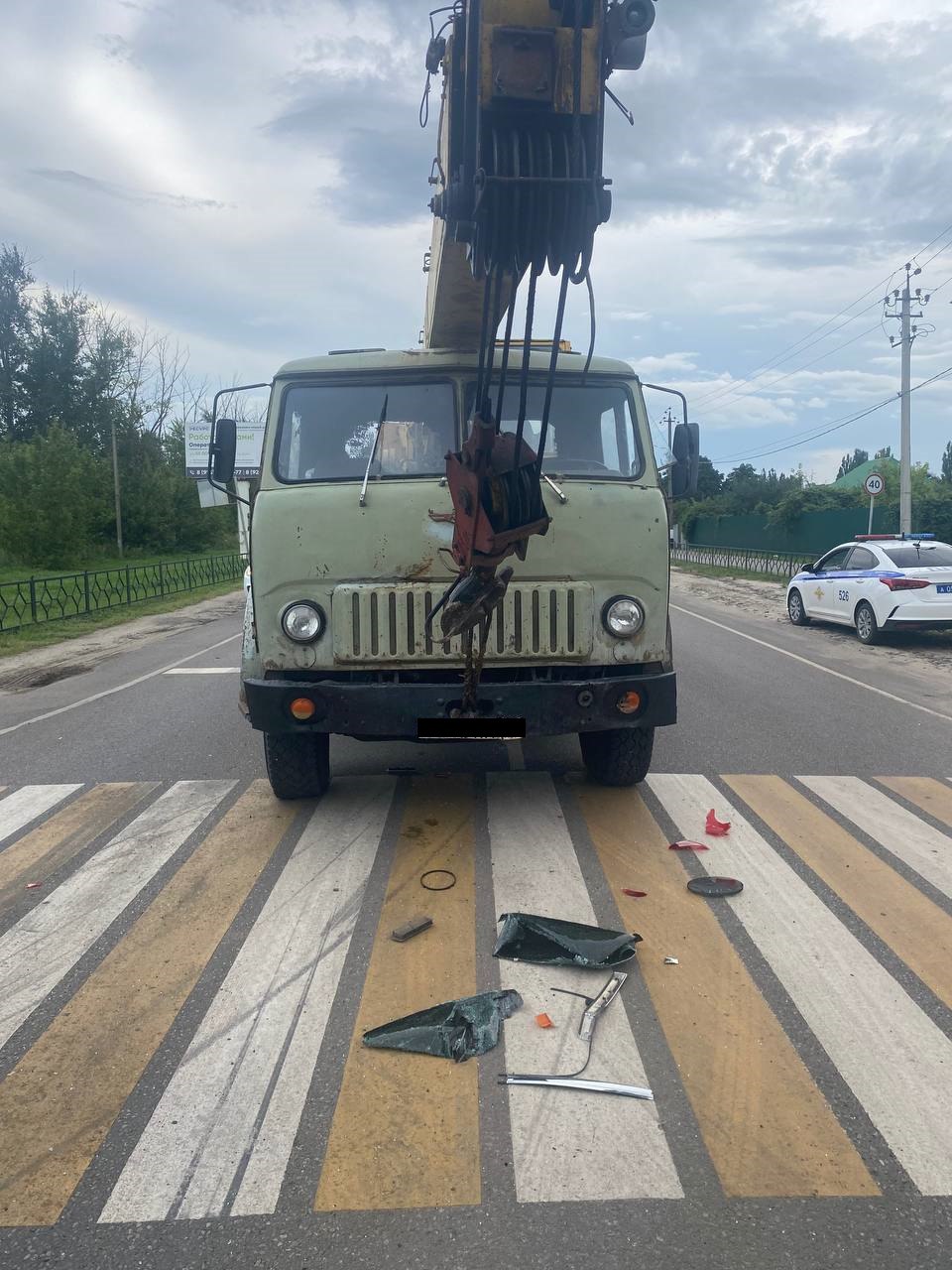 В Уварове 7-летний мальчик пострадал после столкновения автокрана и легковушки 23 июля на улице Заводской 68-летний водитель автокрана «МАЗ-5334» из-за несоблюдения дистанции врезался в двигавшийся впереди него автомобиль «Datsun». Как сообщили в Госавтоинспекции России по Тамбовской области, в аварии пострадал 7-летний пассажир легковушки. Ребёнка доставили в Уваровскую ЦРБ. Госавтоинспекция России по Тамбовской области