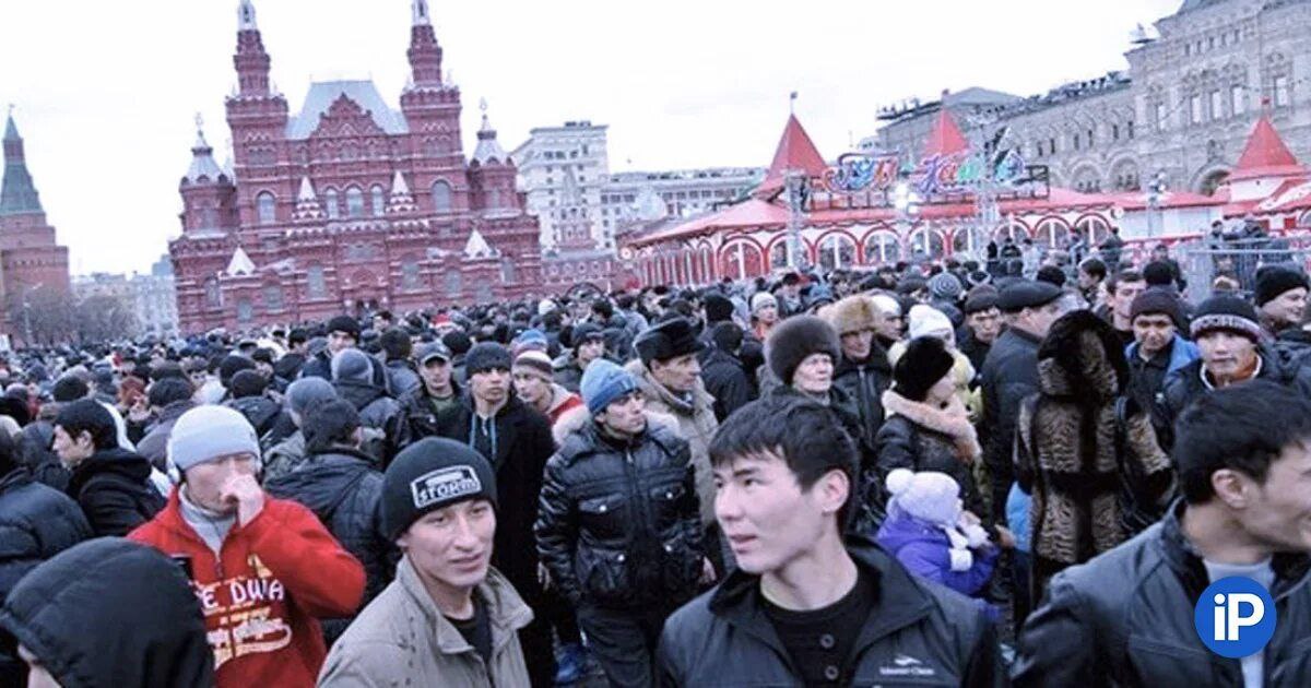 В России страшный дефицит мигрантов, заявил один высокопоставленный чиновник, и предложил завести ещё 2 млн мигрантов Мол, чиновники в регионах жалуются на то, что некому собирать урожай ягод и яблок, потому огромное количество продукции погибнет. Позвольте, а чем же занимаются уже завезенные вместе с семьями мигранты? Неужели в нашей стране некому урожай собирать? Везут-везкт, а толку нет. Я всё таки придерживаюсь принципов партии ЛДПР, которая, напротив, требует ужесточения миграционной политики и предлагает ограничить доступ мигрантов к социальным льготам, чтобы снизить нагрузку на бюджет, а не поддерживает бесконечный завоз мигрантов. Сам Владимир Жириновский подчёркивал необходимость защиты русского мира и строгого контроля за приезжими.