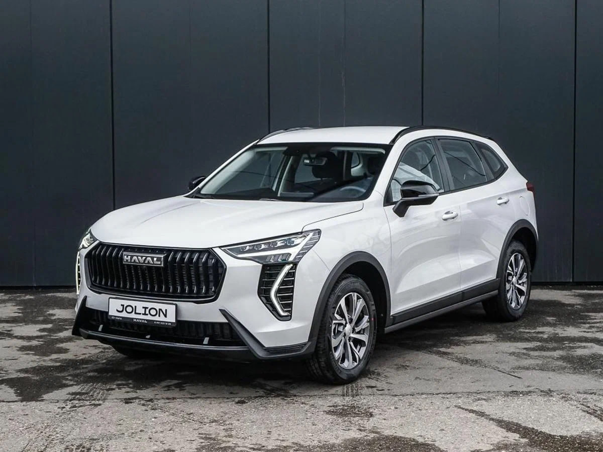 Цены на самый популярный китайский кроссовер Haval Jolion рухнули в России. Все комплектации модели 2024 года выпуска подешевели сразу на 150 тысяч рублей, или 5,3–7,3%. Так, Comfort с МКПП теперь стоит 1,89 млн рублей, Elite с «роботом» — 2,19 млн, а Premium с «роботом» — 2,39 млн рублей.