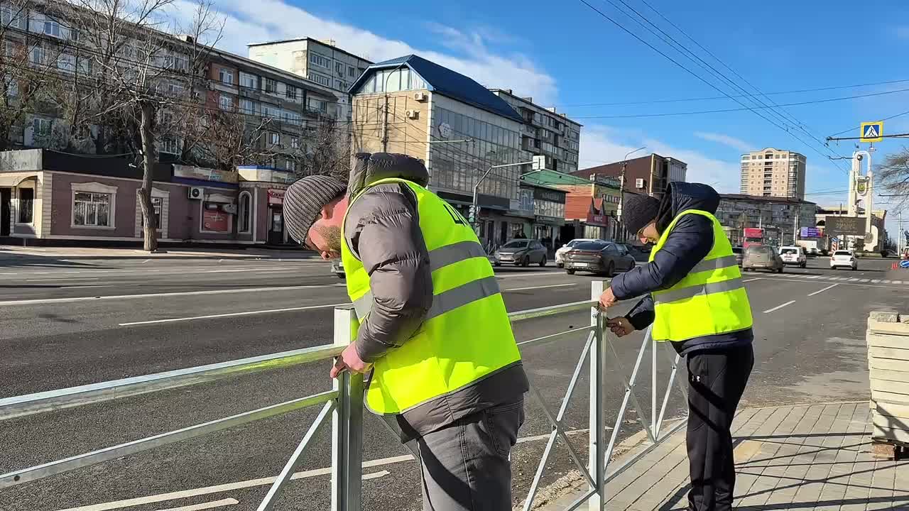 Установка пешеходных ограждений и выделенной автобусной полосы на проспекте Имама Шамиля в Махачкале