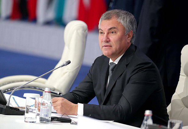 Володин высказался за запрет на работу в госкомпаниях и на госслужбе для релокантов вернувшихся в Россию Прошло время Они возвращаются Более того в надежде трудоустроиться начинают ходить по кабинетам госкорпораций крупных компаний а также государственных и муниципальных учреждений По словам Володина к нему приходит много обращений с просьбой этого не допустить Выскажу позицию большинства моих коллег Человек предавший свою страну совершивший подлый поступок не может быть государственным и муниципальным служащим работать в госкомпаниях Он также рекомендовал и частным компаниям понимать кого они берут Подписывайтесь на Расстригу