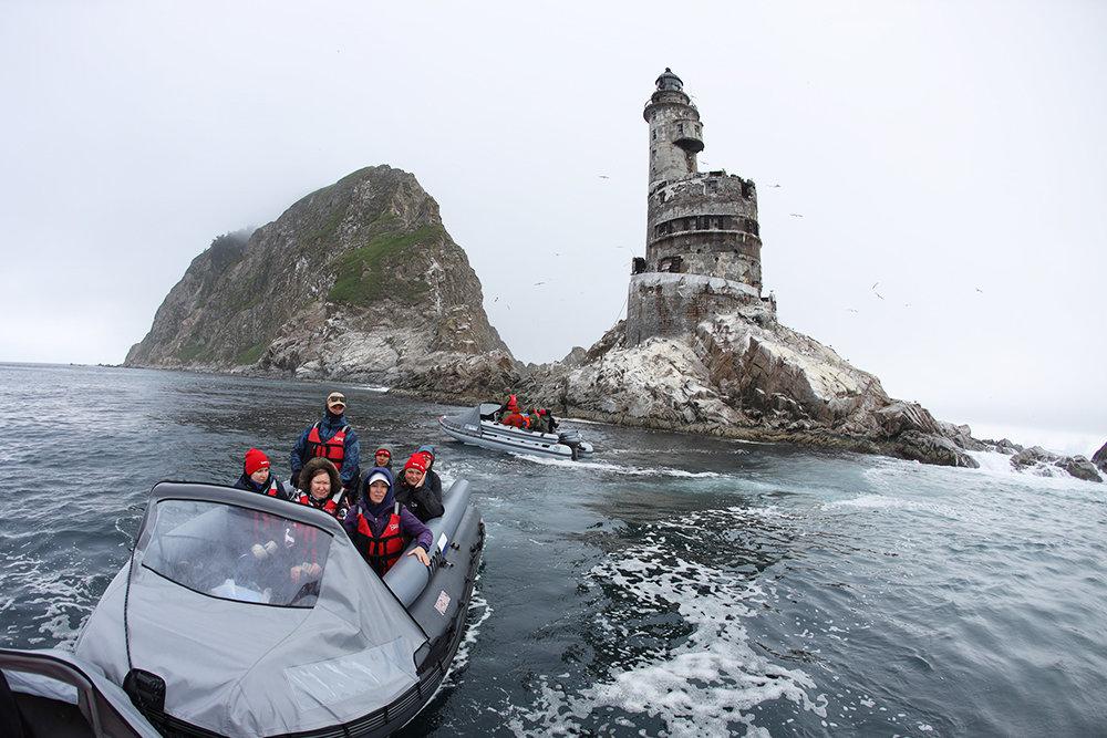 В 2025 году Сахалин ожидает почти 300 тысяч гостей на 15 20 больше чем в прошлом рекордном сезоне Рост интереса поддерживают зимние курорты вроде Горного воздуха и летние путешествия туристов из европейской части России и Сибири Сахалин вошёл в федеральный проект Открой твою Россию открывающий дорогу международным туристам прежде всего из стран Азиатско Тихоокеанского региона Сахалин ограничен номерным фондом и отсутствием пятизвёздочных отелей а аэропорт работает не на полную мощность Но тургруппы до 50 человек могут насладиться природой свежей рыбой и комфортным сервисом без толп Мы ориентируемся на внимательное и комфортное путешествие где природа свежая рыба и спокойствие составляют основу отдыха подчеркнул министр туризма Сахалинской области Артем Лазарев Уже сейчас на Сахалине развивается пляжный и экологический отдых формируется гастрономическая культура строятся новые объекты и готовятся гостиницы высокого уровня Популярность региона поддерживают фестивали премиальная рыбалка и дайвинг на острове Монерон Сахалин Фото sakhalin tours