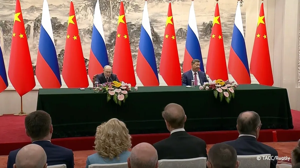 КНР продлил безвизовый режим с Россией до конца 2027 года Владимир Путин и Си Цзиньпин подписали в Пекине декларацию о становлении многополярного мира и международных отношений нового типа По словам помощника президента Юрия Ушакова заявление носит программный характер 47 страничный документ определяет ключевые направления двусторонних отношений и общее видение глобальной повестки Безвизовый режим между Россией и Китаем продлен до 31 декабря 2027 года Ранее взаимные указы о безвизе действовали до сентября 2026 года Отношения России и Китая достигли беспрецедентного уровня и являются самодостаточными они не зависят от внешних условий заявил Путин после переговоров Он добавил что Россия завершит строительство российских энергоблоков на китайских АЭС а также продолжит бесперебойные поставки энергоресурсов в КНР Си Цзиньпин в свою очередь отметил что переговоры прошли в углубленном и конструктивном ключе Он добавил что товарооборот между странами третий год подряд превышает 200 млрд долларов и продолжает расти Фото ТАСС