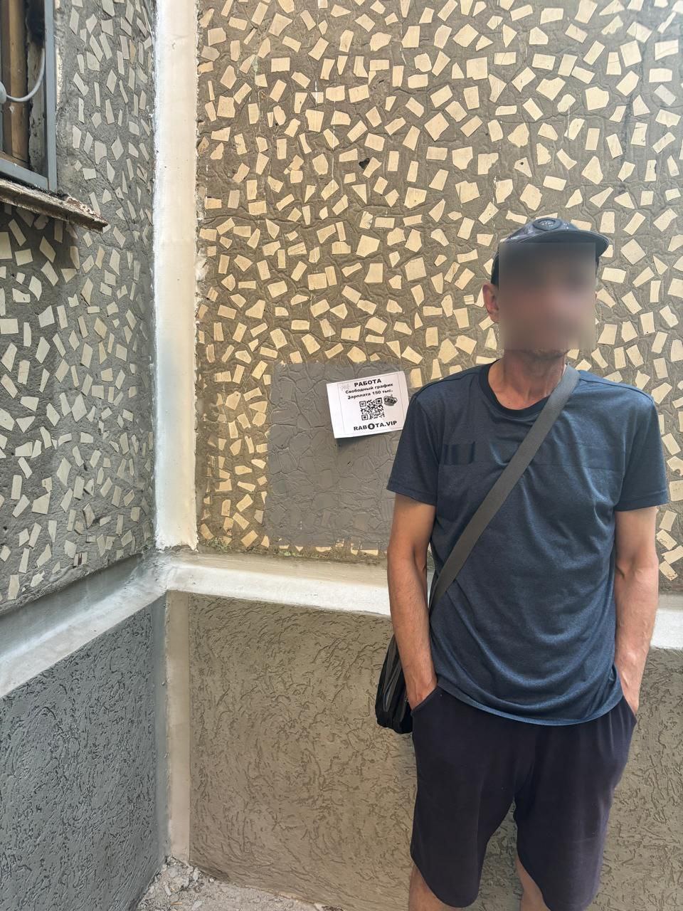 По улице Ковалева в Фестивальном микрорайоне задержали расклейщика объявлений с рекламой наркосайтов  Совместный рейд проводили работники отдела общественной безопасности окружной администрации и сотрудники прикубанского отдела полиции. Расклейщика поймали с поличным возле дома по ул. Ковалёва, 6. Успел расклеить с десяток объявлений, о которых через мессенджер отчитался куратору-заказчику.   Расклейщик в отделе полиции рассказал, что инструкции и файлы объявлений он получал через Telegram от заказчика, действовавшего анонимно. Прикубанский суд вынесет постановление об административном штрафе в размере 5 тысяч рублей.   Как пояснили в полиции, повторное задержание повлечёт для расклейщика куда более суровые последствия по ст. 228 УК РФ. Статья предусматривает солидные штрафы и лишение свободы до 3 лет.