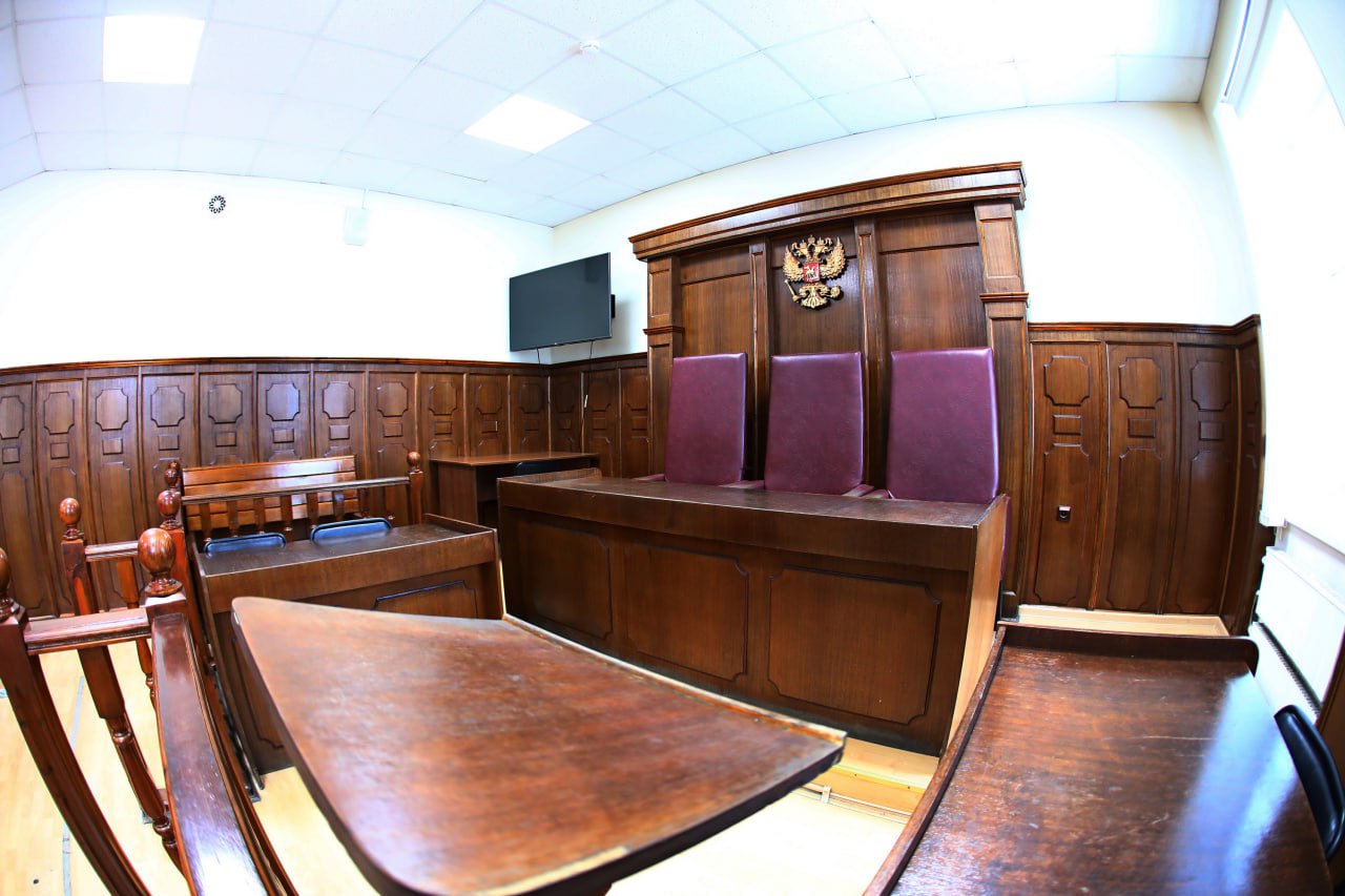 На Южном Урале осудили бывшего главного инженера челябинского перевозчика Главный инженер муниципального унитарного предприятия «Служба организации движения» в период с 2022 по 2023 годы получил от представителя ООО «НИТавто» взятку в размере более 2,5 млн рублей. За эти деньги он осуществлял общее покровительство коммерческой организации при заключении с ними контрактов, на поставку запасных частей для автобусов. Кроме того, используя свое служебное положение, он провернул нелегальную схему с другой организацией, ООО «Омега», при закупке деталей для транспорта предприятия, похитив, таким образом, деньги МУП. Коррупционера задержали оперативники УФСБ России по Челябинской области. В следственном комитете России были возбуждены уголовные дела по факту взятки и мошенничества совершенного в особо крупном размере. Как рассказали в пресс-службе УФСБ Южного Урала, в настоящее время Калининским районным судом Челябинска экс-главный инженер МУП признан виновным и приговорен к 5 годам колонии строго режима. Помимо этого ему предстоит выплатить штраф в 36 миллионов рублей. Решением суда после освобождения ему запрещено в течение 5 лет работать в госорганах.