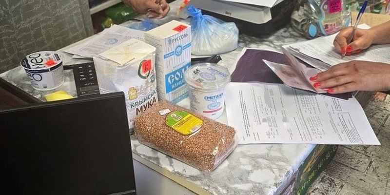 В Херсонской области навели порядок с ценами на самые нужные продукты По требованию прокуратуры на крупу, курицу, молоко, муку, рыбу, сахар, сметану, соль и другие товары теперь установили максимальные цены — выше нельзя. Правда, когда проверили магазины в Каховке, оказалось, что некоторые торговцы не стеснялись и накручивали цены аж на 9–83% больше положенного. Но после того, как прокуратура вмешалась, всем быстро объяснили, что так делать нельзя — и ценники вернули в рамки допустимого. Теперь социально значимые продукты снова продают по нормальным ценам. Вот так работает контроль!