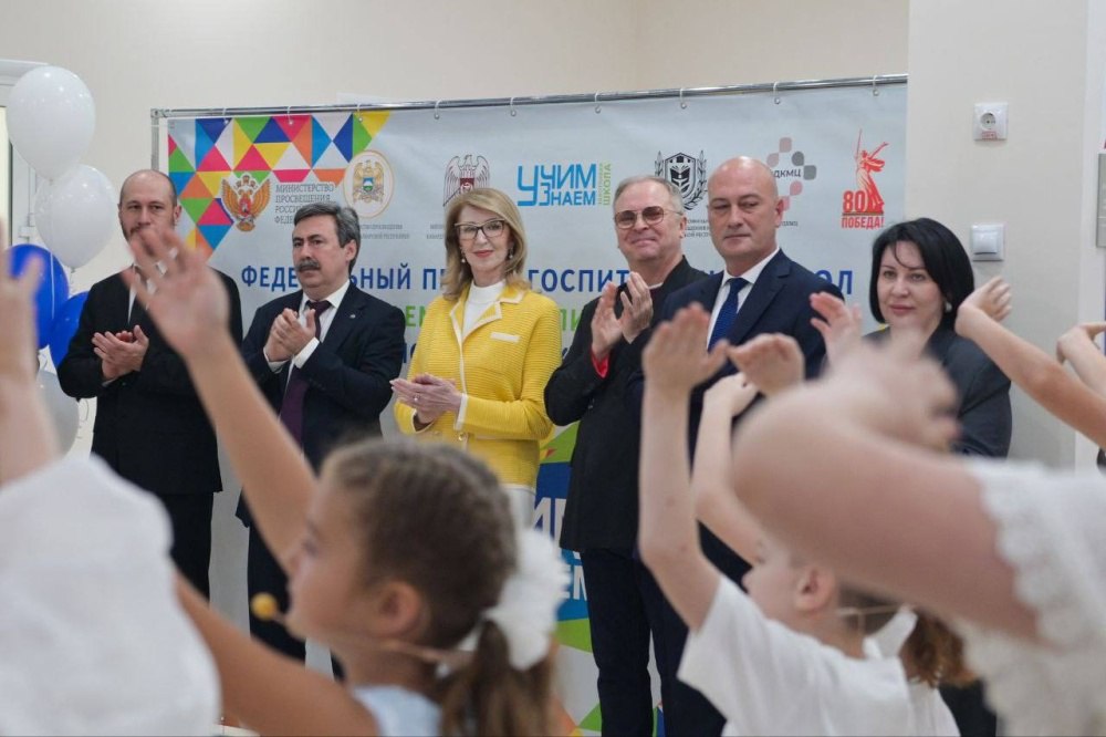 В Кабардино Балкарской Республике открылась первая госпитальная школа УчимЗнаем В Нальчике Кабардино Балкарская Республика состоялось открытие первой в регионе госпитальной школы Всероссийского проекта УчимЗнаем Новая образовательная среда для детей находящихся на длительном лечении создана на базе Республиканского детского клинического многопрофильного центра Министерства здравоохранения Кабардино Балкарской Республики КБР