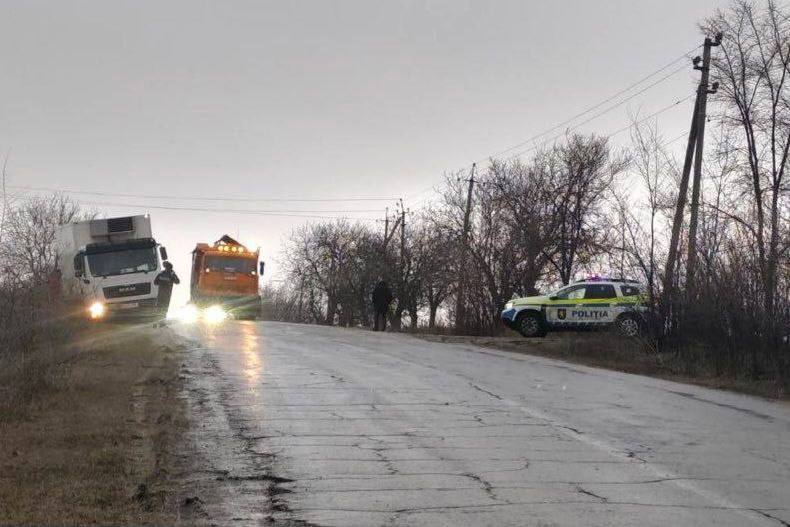 На трассе R 37 Чадыр Лунга Кортен дорога очень скользкая сообщили в полиции Также сложные условия движения из за гололеда наблюдаются на участке Балабану Кагул Автомобилистов просят быть предельно осторожными и по возможности воздержаться от поездок если они не являются срочными
