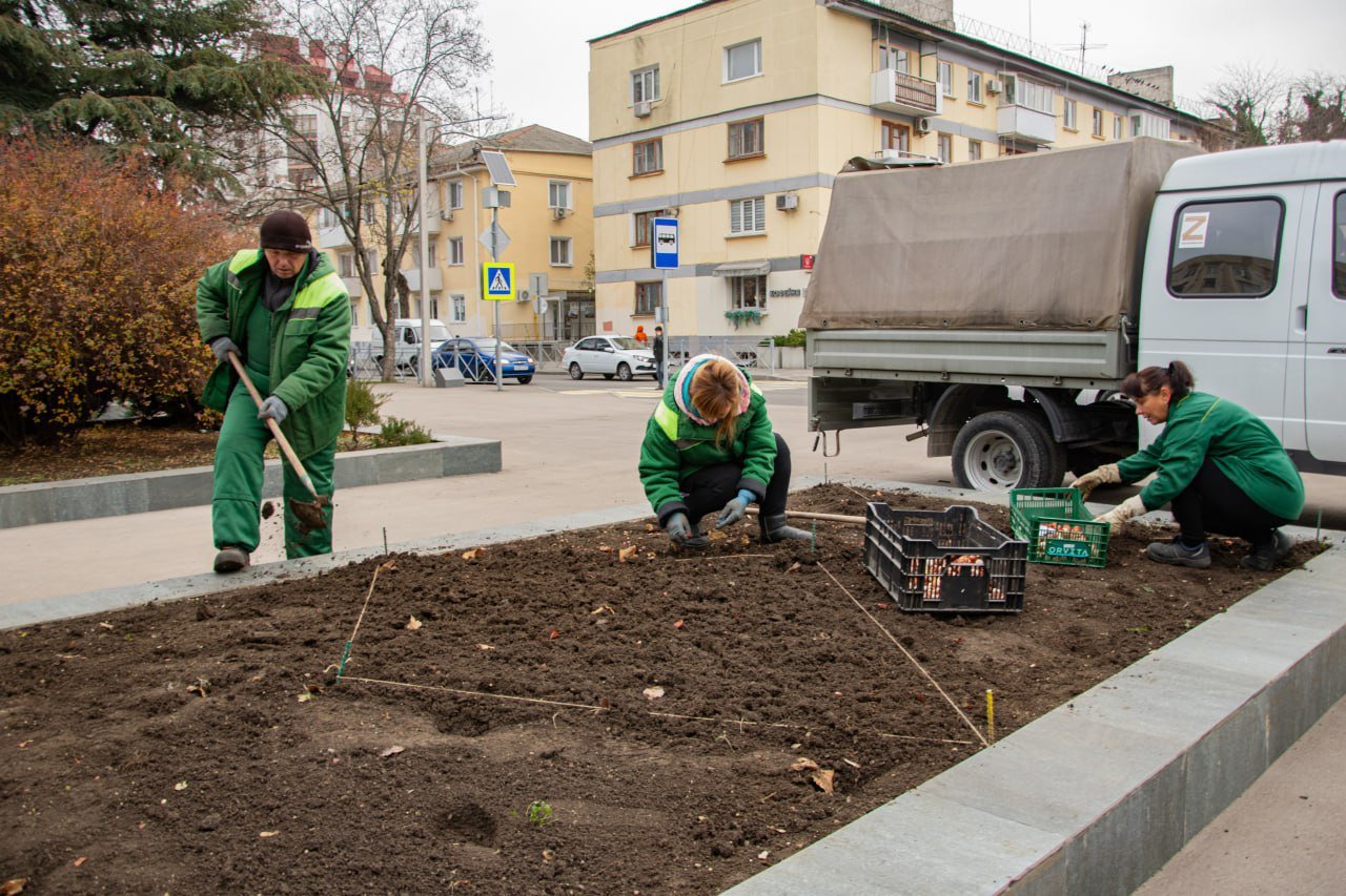 Специалисты МБУ «Горзеленхоз» приступили к весенней высадке цветов.   Сегодня более шести тысяч луковиц нарциссов и тюльпанов были высажены на улице Толстого. Цветы будут радовать гостей и жителей Симферополя яркими красками уже в апреле.   Работы по весенней высадке на территории города будут продолжены.