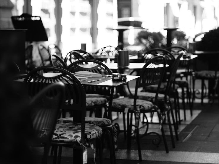 Большая чистка общепит оптимизируется Рынок общепита за год знатно приуныл минус 35 4 тыс заведений по всей России это на 10 больше чем в 2024 данные Контур Фокус Кстати из них 27 8 тыс ресторанов 6 25 тыс кафе 1 9 тыс баров В Известиях подсчитали что например в столице Шоколадница закрыла 20 точек Ростикс 25 Якитория и Menza по две В регионах тоже не до сантиментов Новосибирск Казань Питер все прощаются с локальными барами и кофейнями Почему Рынок в миллионниках просто уже наелся Высокая конкуренция и капризный гость заставляют закрывать двери или отдавать свои ресторанные проекты с молотка Но кстати самыми живучими оказались форматы кафе быстро адаптируются под аудиторию и меняют меню так же часто как гость свое настроение Но главное на все эти закрытия пришлось 48 8 тыс новых открытий Старое уходит чтобы дать место новому так что живем едим дальше общепит кафе рестораны food retail новостиритейла ритейл retailnews Знание сила А подписка кнопка