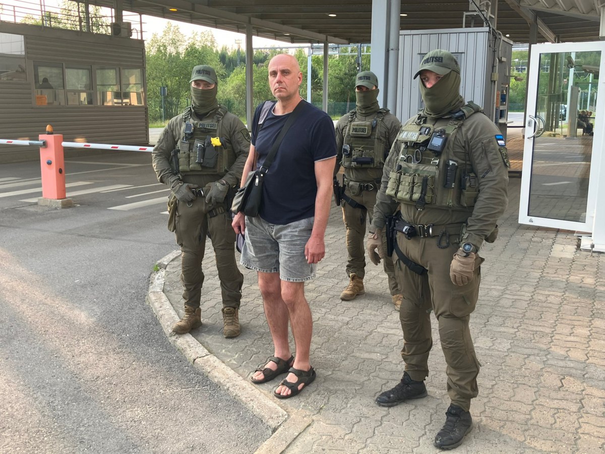 Департамент полиции и погранохраны Эстонии аннулировал вид на жительство гражданину России Сергею Филатову по запросу Полиции безопасности республики  КаПо , заявившей, что мужчина якобы поддерживал связь с российской ФСБ.  Несмотря на серьёзные последствия этого решения, конкретных доказательств или деталей обвинений представлено не было.  Филатов обладал постоянным видом на жительство и проживал в Эстонии на постоянной основе. Тем не менее власти приняли решение о его депортации, не приведя чётких оснований.  «Чтобы предотвратить и воспрепятствовать угрозам безопасности, мы оказали ему помощь в возвращении на родину», — «сыронизировали» в КаПо.