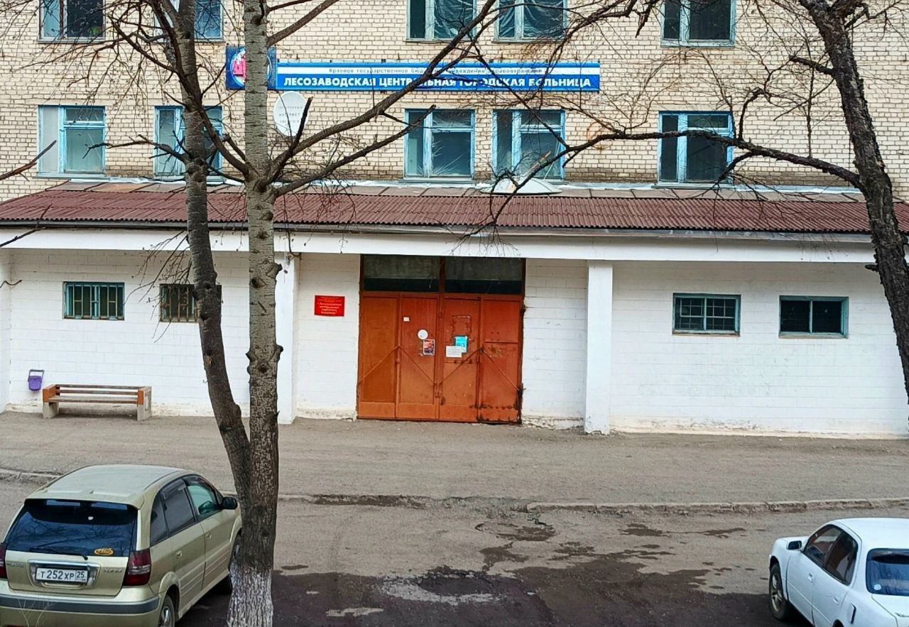 Следственный комитет начал проверку информации о подмене младенцев в роддоме Лесозаводска Следователи Приморья обратили внимание на публикации в СМИ о возможной врачебной ошибке совершенной более 30 лет назад В ходе мониторинга была выявлена информация о том что в 1989 году в одном из медицинских учреждений города предположительно перепутали двух новорожденных мальчиков Согласно сообщениям правда открылась лишь спустя много лет Выяснилось что дети выросли в чужих семьях а их биологические родители узнали о произошедшем только недавно что и послужило поводом для вмешательства правоохранителей Ведомство организовало доследственную проверку для выяснения всех обстоятельств этой истории Сотрудники СКР намерены поднять медицинские архивы провести опросы и назначить экспертизы чтобы оценить действия персонала роддома на наличие признаков уголовного преступления по статье 153 УК РФ Хотите поделиться новостью Написать в Приморье Онлайн