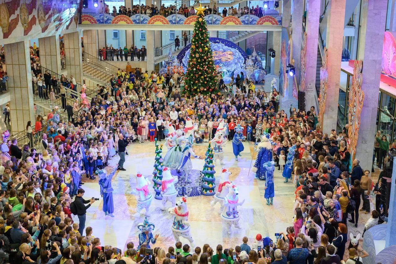 Дети участников СВО из Амурской области посетят главную елку страны В Государственном Кремлевском дворце состоится общероссийская новогодняя елка которая объединит тысячи ребят со всей страны в том числе и 22 ребенка участников СВО из Амурской области погибших при выполнении боевых задач Поездка организована при поддержке Правительства Амурской области Мероприятие является традиционным Амурские дети в возрасте от 7 до 10 лет участвуют в нем каждый год прокомментировали в отделе воспитания комплексной безопасности и координации отдыха и оздоровления детей регионального Минобрнауки Кремлевская новогодняя елка пройдет 25 декабря Юных гостей ждут увлекательные квесты с Дедом Морозом подарки и широкая экскурсионная программа Минобрнауки Амурской области в МАХ