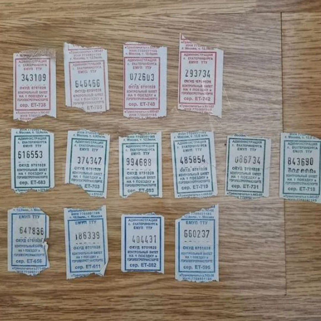 Счастливые билетики стали активно продавать в интернете Цены на один билет доходят до 5 тысяч рублей За всю коллекцию продавцы просят до 100 тысяч рублей У таких билетов сумма первых трёх цифр должна совпадать с суммой вторых трёх Деньги в эфире