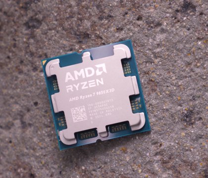 Hardware Unboxed опубликовал обзор Ryzen 7 9850X3D небольшое обновление без сюрпризов Архитектура Zen 5 представленная в конце 2024 года была встречена довольно прохладно прирост производительности в играх оказался минимальным из за чего линейка быстро получила прозвище Zen 5 Ситуацию частично спас Ryzen 7 9800X3D самый быстрый игровой процессор поколения однако и он оказался всего на 7 8 быстрее Ryzen 7 7800X3D при более высокой цене