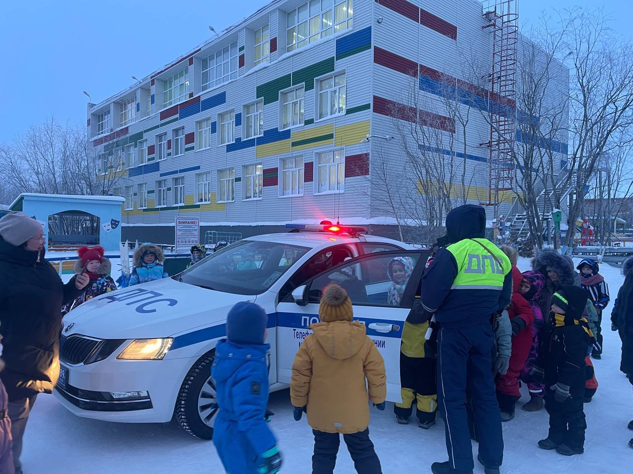 ‍ В Салехарде дошколята познакомились с патрульным автомобилем.   17 декабря в гости к детям из детского сада «Крылышки» прибыл экипаж ДПС. Сотрудники Госавтоинспекции провели с детьми инструктаж по дорожной безопасности и продемонстрировали служебный транспорт и спецсредства, которыми ежедневно пользуются полицейские. Также с помощью громкоговорящего устройства каждый ребенок смог почувствовать себя автоинспектором, призывая участников дорожного движения к соблюдению ПДД.   В Госавтоинспекции отмечают, что подобные встречи дают возможность детям не только узнать о важности работы в полиции, но и способствуют развитию уважения к профессии полицейского.       #мвдроссии #полиция #гибддянао #гибдд #янао #салехард