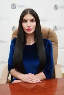 Секретная пятикомнатная квартира экс главы неэффективного курского учреждения стала причиной негодования Хинштейна Конфликт вокруг подведомственного Минобрнауки Курской области учреждения подвергшегося критике врио губернатора Александра Хинштейна теперь решается в суде Ленинский райсуд Курска рассматривает иски экс начальника Управления хозяйственной деятельности и безопасной эксплуатации зданий сооружений образовательных организаций Алины Рязанцевой С ней расторгли трудовой договор после прокурорской проверки которая выявила серьёзные нарушения в работе Управления а именно невыполнение обязательств отсутствие необходимой документации наличие дорогостоящего транспорта на балансе учреждения и фиктивные сотрудники В СМИ появилось интервью Рязанцевой где она сообщила о личной неприязни со стороны врио министра Наталии Леоновой Также она раскритиковала итоги прокурорской проверки которые по ее мнению были сфабрикованы по инициативе Леоновой Рязанцева намерена оспорить вынесенный ей выговор и через суд восстановиться на работе Площади стали известны детали этого дела Одной из претензий стало то что в декларации доходов за 2024 год Рязанцева не указала срочные финансовые обязательства возникшие из за договора долевого участия в строительстве пятикомнатной квартиры Она утверждала что квартира не была принята в собственность ипотека не погашена а иск к застройщику рассматривает суд Эксперт в области антикоррупционного законодательства пояснил Площади что недвижимость в данном случае Рязанцева декларировать не должна Но она была обязана отразить сведения об имеющихся обязательствах имущественного характера застройщика к участнику долевого строительства Подробнее о нарастающем конфликте читайте в материале Площади Подписывайся на Площадь