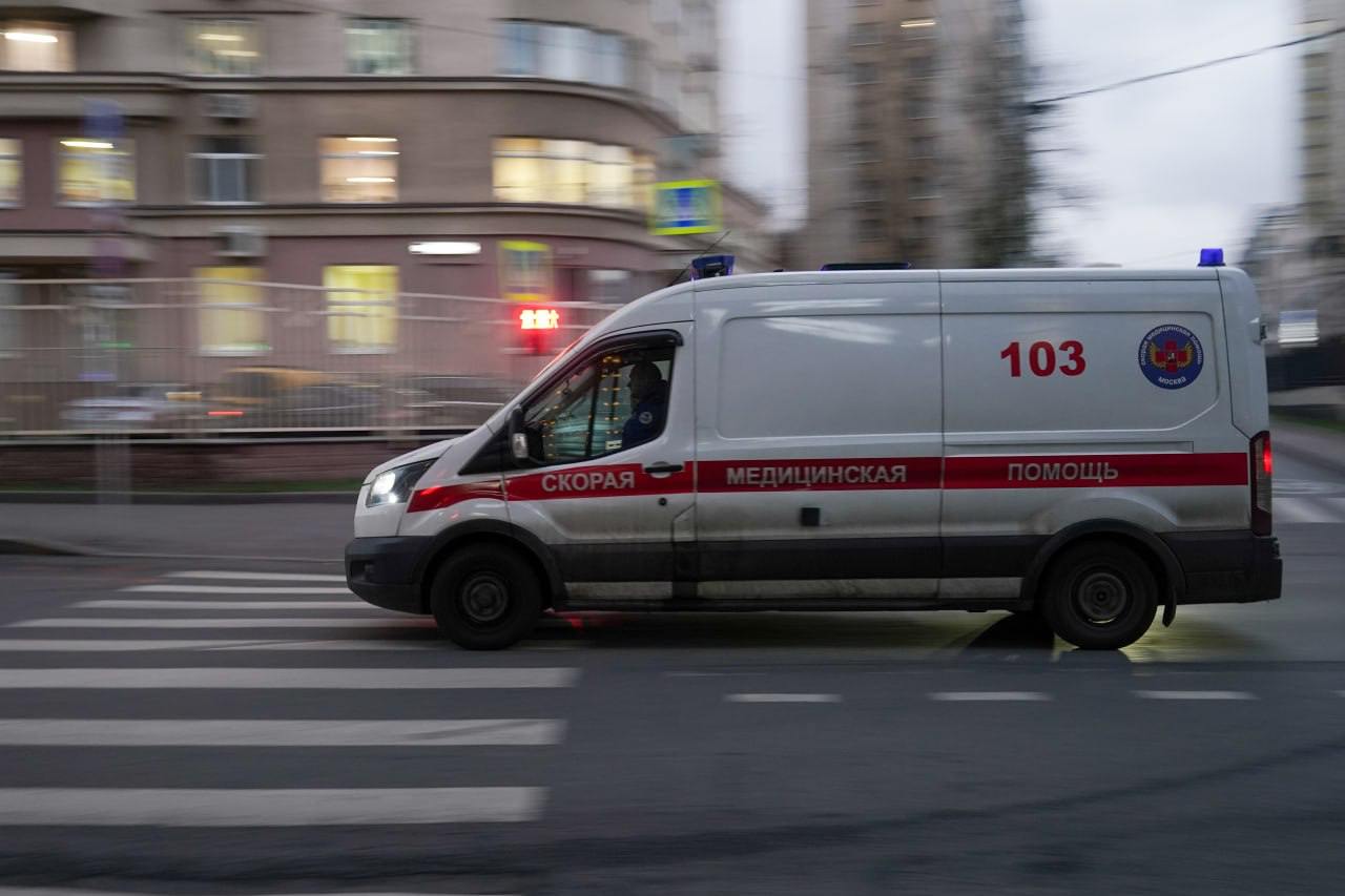 Сотрудников скорой помощи избили во время вызова в Приморском районе  Всё произошло в ночь с субботы на воскресенье. Бригада медработников прибыла по вызову на адрес. Машина скорой остановилась во дворе дома 16 по Афонской улице, где и произошёл конфликт.   Об инциденте в правоохранительные органы сообщила сама нападавшая. Ею оказалась 30-летняя петербурженка. Она вызвала скорую отцу и брату, который также напал на медработников.  Женщина толкнула фельдшера, после чего медработница упала и получила ушибы. Брат нападавшей также ударил водителя скорой в лицо. Оба нападавших были доставлены в отделение полиции.   После составления протокола женщину отпустили, а мужчина получил административное взыскание за «Мелкое хулиганство» и был помещен в специальное помещение для содержания задержанных лиц.    ИЗВЕСТИЯ    Подписаться   Прислать новость