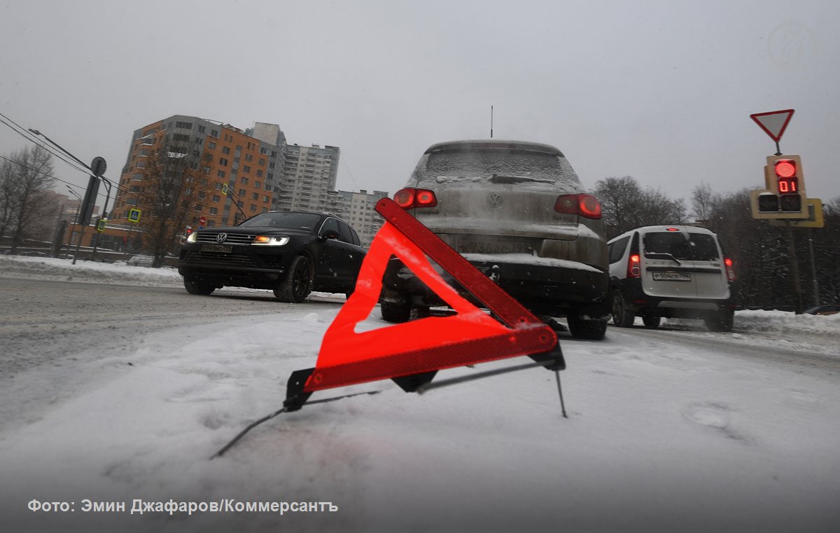 В 2025 году водители подали свыше 760 тыс заявок на оформление аварий через европротокол без участия ГИБДД С помощью этого инструмента по данным Российского союза автостраховщиков РСА было оформлено более 40 ДТП Доля оформляемых европротоколом мелких аварий заметно отличается в разных регионах В Приморском крае она составляет 71 1 в Новосибирской области 64 6 в Самарской области 51 6 Но на Камчатке этот показатель составил 8 4 ДТП в Ненецком автономном округе 19 9 Популярность инструмента растет медленно и эксперты расходятся во мнении что стало сдерживающим фактором Одни считают что большое количество автовладельцев с каско вынуждает ждать инспекторов для получения документов после ДТП Другие указывают на низкий уровень доверия автовладельцев к европротоколу в целом РСА предупреждает о мошенниках которые используя упрощенный процесс оформления без инспекторов организуют подставные аварии и получают деньги от страховщиков Ъузнал