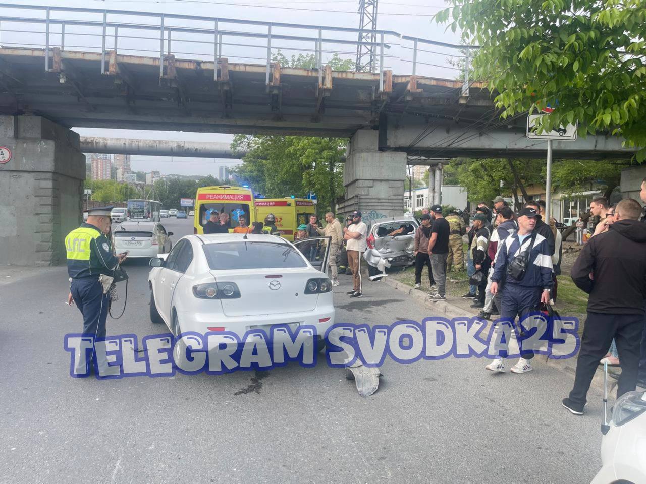 Пьяный водитель без прав врезался в Nissan, есть пострадавшие Во Владивостоке на улице Спортивной пьяный водитель Mazda без прав врезался в заднюю часть Nissan Note. В результате Nissan ударился о бетонный мост, а две женщины и ребёнок, находившиеся внутри, получили травмы и были доставлены в больницу скорой помощью. Фото: svodka25