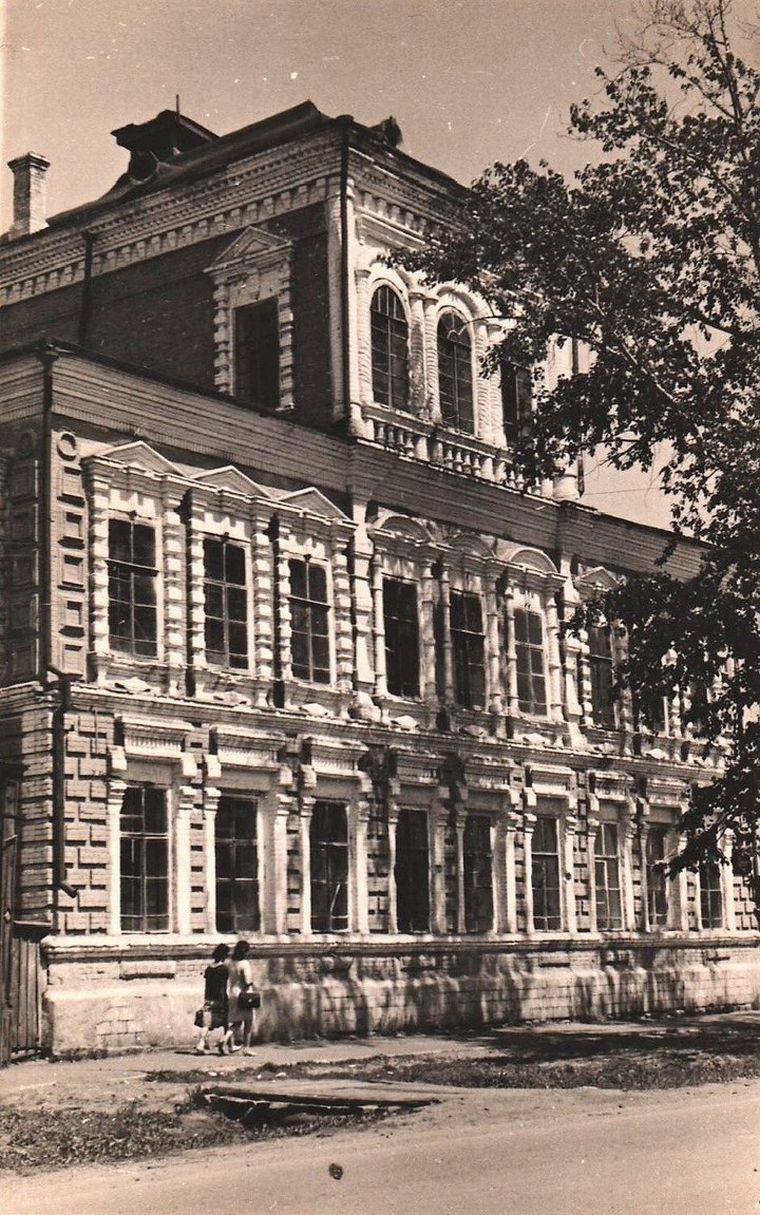В Благовещенске отремонтируют фасад исторического здания бывшего училища им. Гоголя и Достоевского Работы проведут за счет денег из областного бюджета, выделенных по поручению губернатора области Василия Орлова. Сейчас в здании на Октябрьской, 155 располагается Амурский областной институт развития образования. Подрядная организация ООО «Спецстрой» отремонтирует кирпичную кладку и водосточную систему, очистит фасады от старых наслоений и обработает стены антигрибковыми составами. Также там планируется обновить штукатурку, покрасить фасады, заменить двери, отремонтировать отмостку здания и ограждение территории.