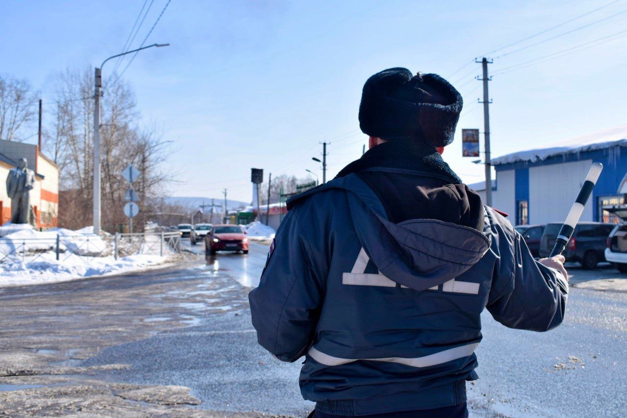 В Кузбассе сотрудники Госавтоинспекции за две недели выявили более 11000 нарушений ПДД на загородных трассах.   Дополнительные меры по предупреждению ДТП на автодорогах регионального и межмуниципального значения были предприняты полицейскими в связи с ростом аварийности на загородных автодорогах.