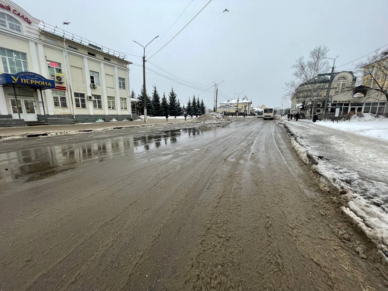 Сегодня утром Сергиево-Посадские дорожные службы устранили последствия аварии на Вокзальной площади  Работы велись с 9 до 11.30. Бригада из трех человек   расчистила ливневую канализацию и убрала снежные завалы на дороге.  По словам заместителя главы Сергиево-Посадского округа Андрея Досавицкого, компания Мострансавто  вывезет снежные завалы с площади в ближайшее время.    Напомним, что ранее здесь устраняли утечку на водопроводе, за который отвечает Александровская дистанция Московской железной дороги.  Справиться с протечкой коллегам помогали специалисты МУП «Водоканал».