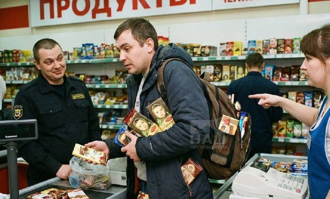 Челябинец украл из магазина 80 шоколадок Сумма ущерба составила около 11 тысяч рублей Инцидент произошёл в магазине на улице Марченко Продавец заметил кражу и попытался остановить покупателя но тот пригрозил сигнальным пистолетом и убежал Сотрудники полиции задержали подозреваемого Похищенный шоколад мужчина съесть не успел