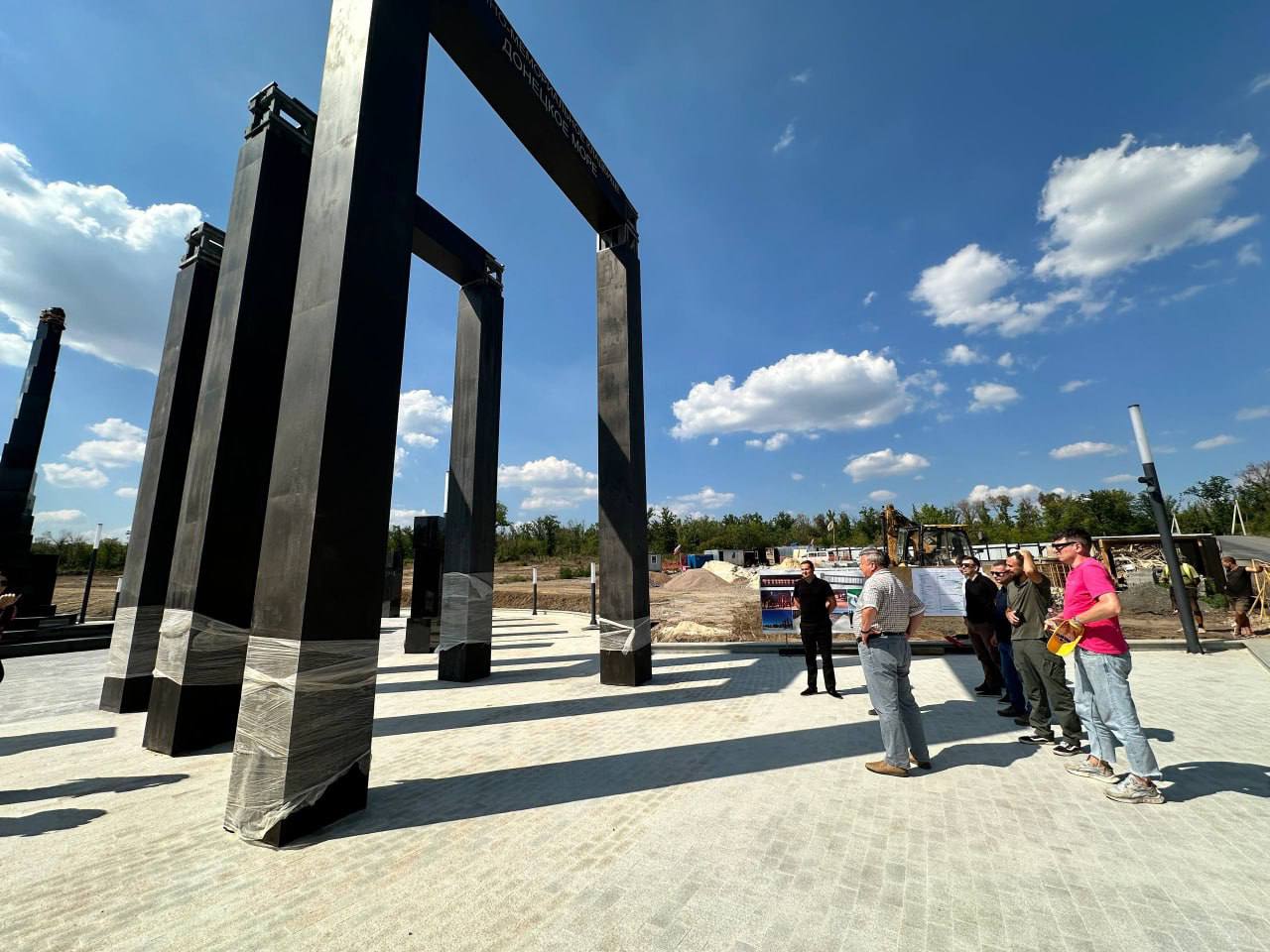 Сформированы основные конструктивные элементы военно-мемориального комплекса, строительство которого ведётся на территории кладбища "Донецкое море". Как сообщил зампред Правительства ДНР Ежиков, сейчас проводится доработка деталей комплекса, чтобы он приобрёл завершённый вид. Перейти на канал