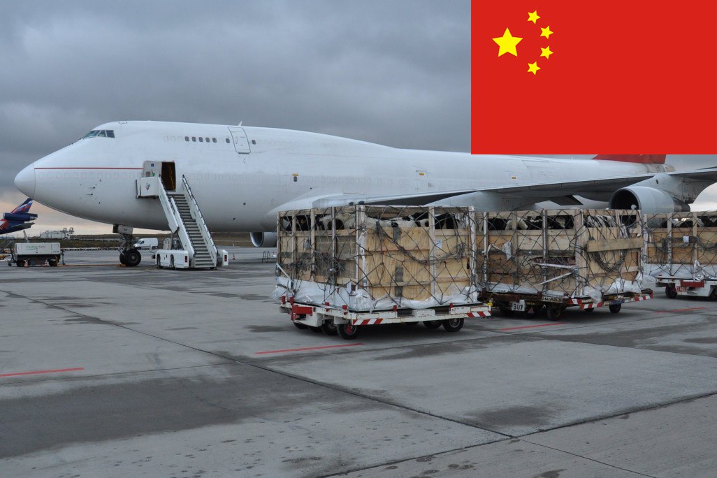По прогнозам экспертов логистической компании Rocket Cargo стоимость авиадоставки грузов из Китая в Россию вырастет в августе на 5% по отношению к июлю текущего года.     Причину такой динамики связывают с приближением высокого сезона грузоперевозок, который стартует осенью. В этот период импортеры начинают ввозить в РФ продукцию в значительных объемах в преддверии ноябрьской «черной пятницы», а также новогодних праздников.